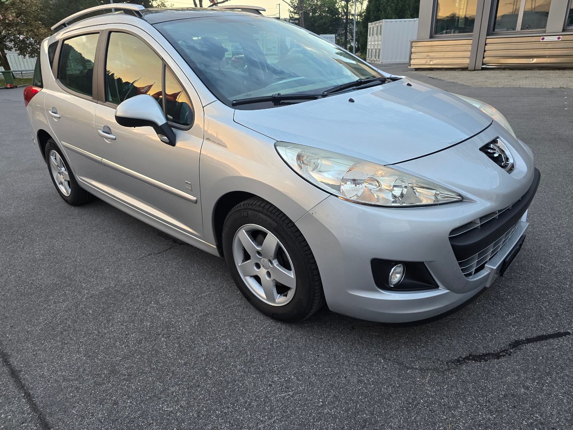 PEUGEOT 207 SW 1.4 16V Swiss Edition-image-2