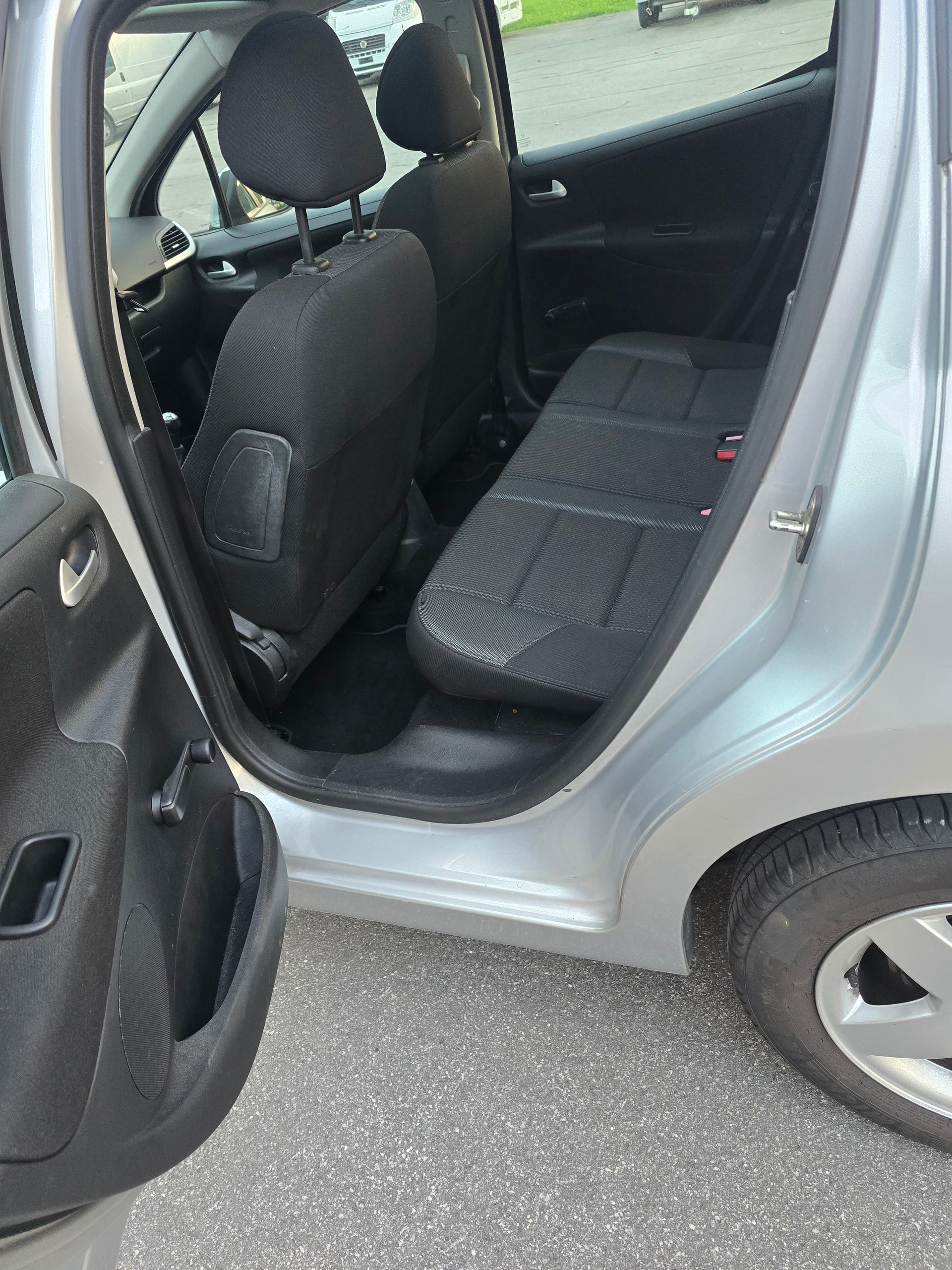 PEUGEOT 207 SW 1.4 16V Swiss Edition-image-12
