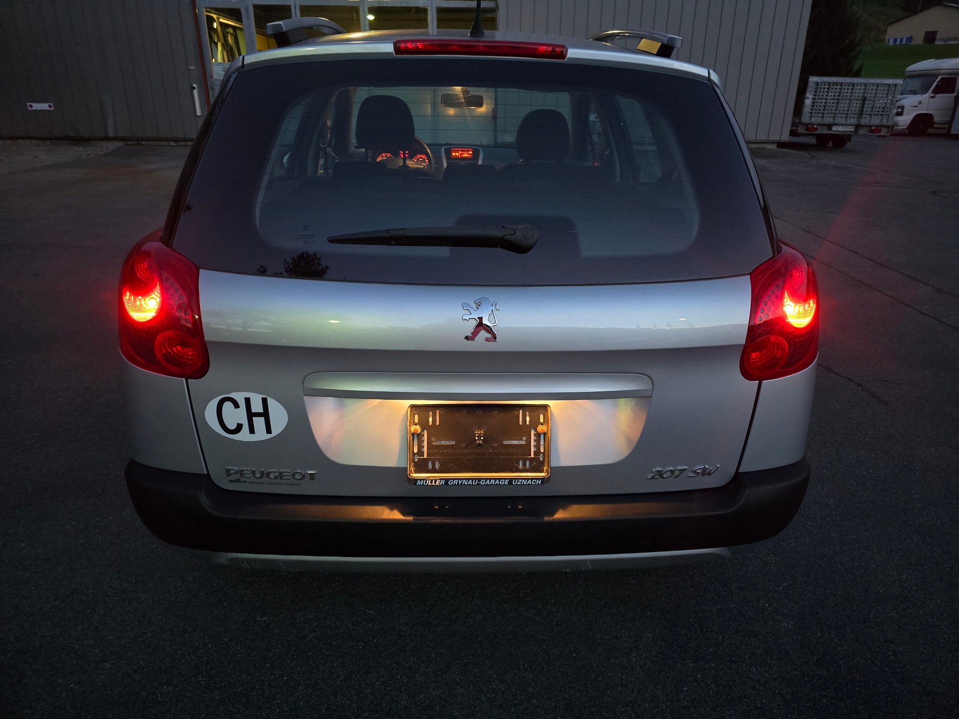 PEUGEOT 207 SW 1.4 16V Swiss Edition-image-3