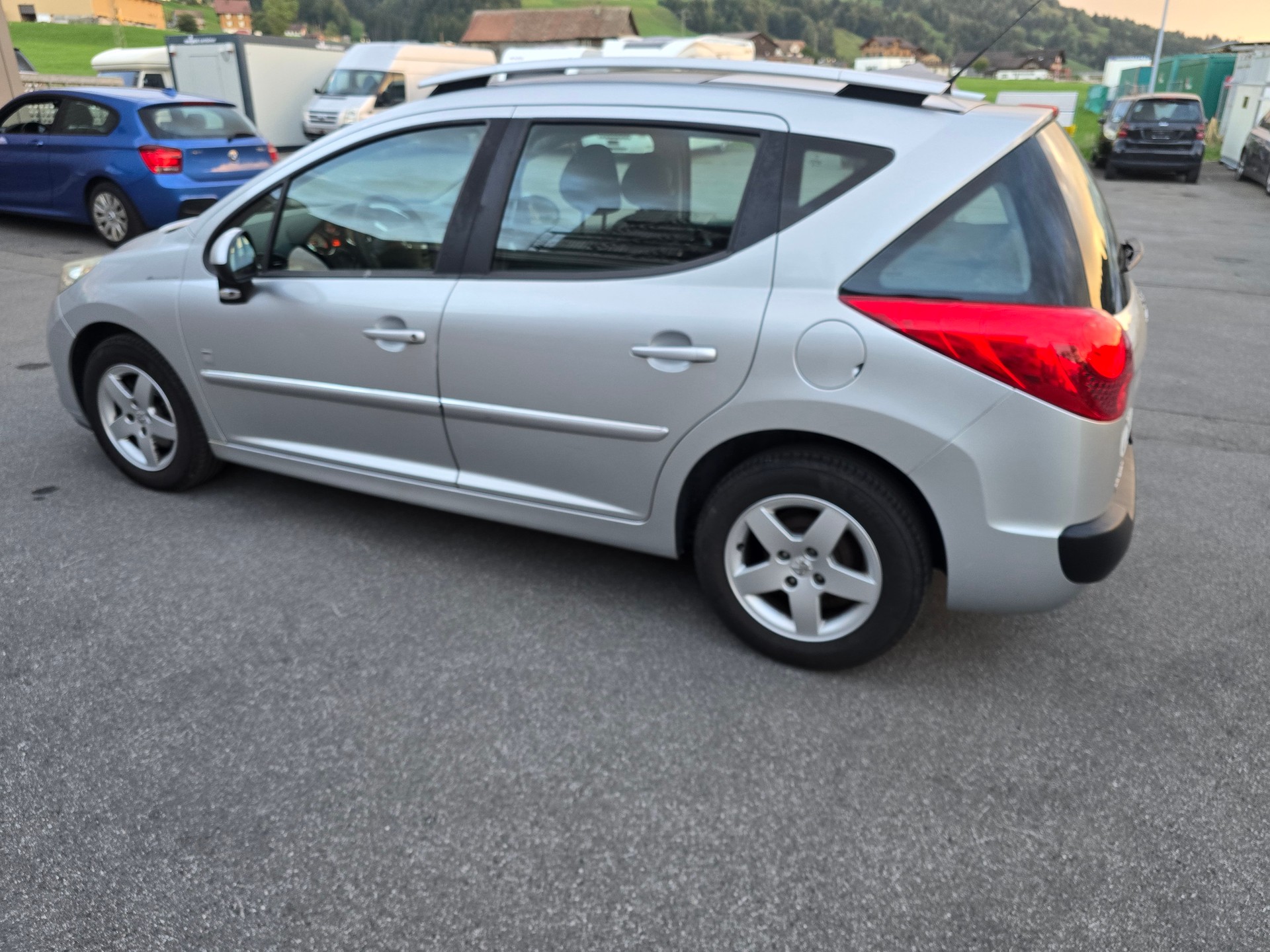 PEUGEOT 207 SW 1.4 16V Swiss Edition-image-7