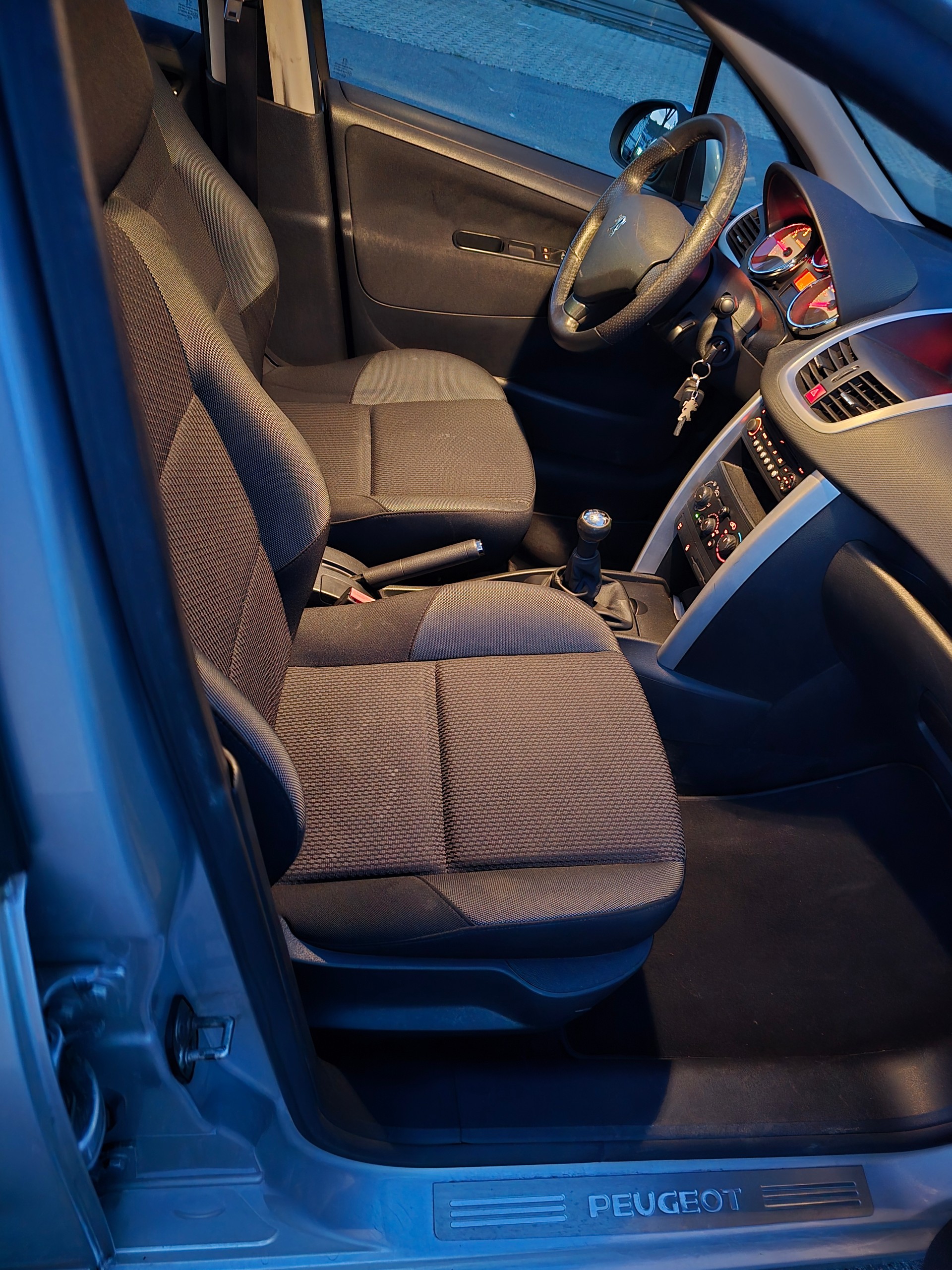 PEUGEOT 207 SW 1.4 16V Swiss Edition-image-11