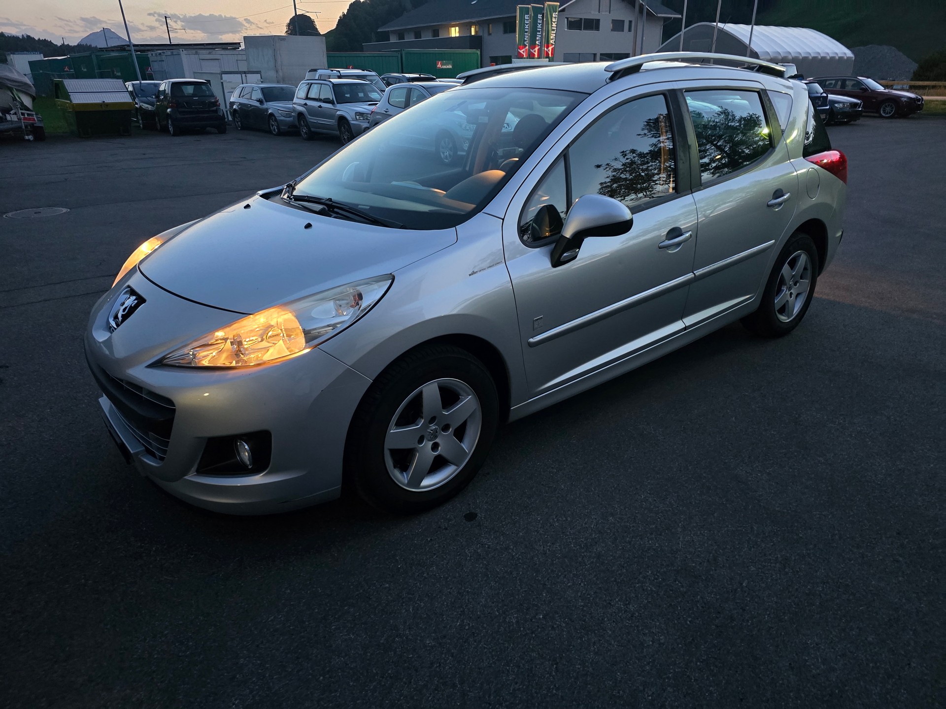 PEUGEOT 207 SW 1.4 16V Swiss Edition-image-2
