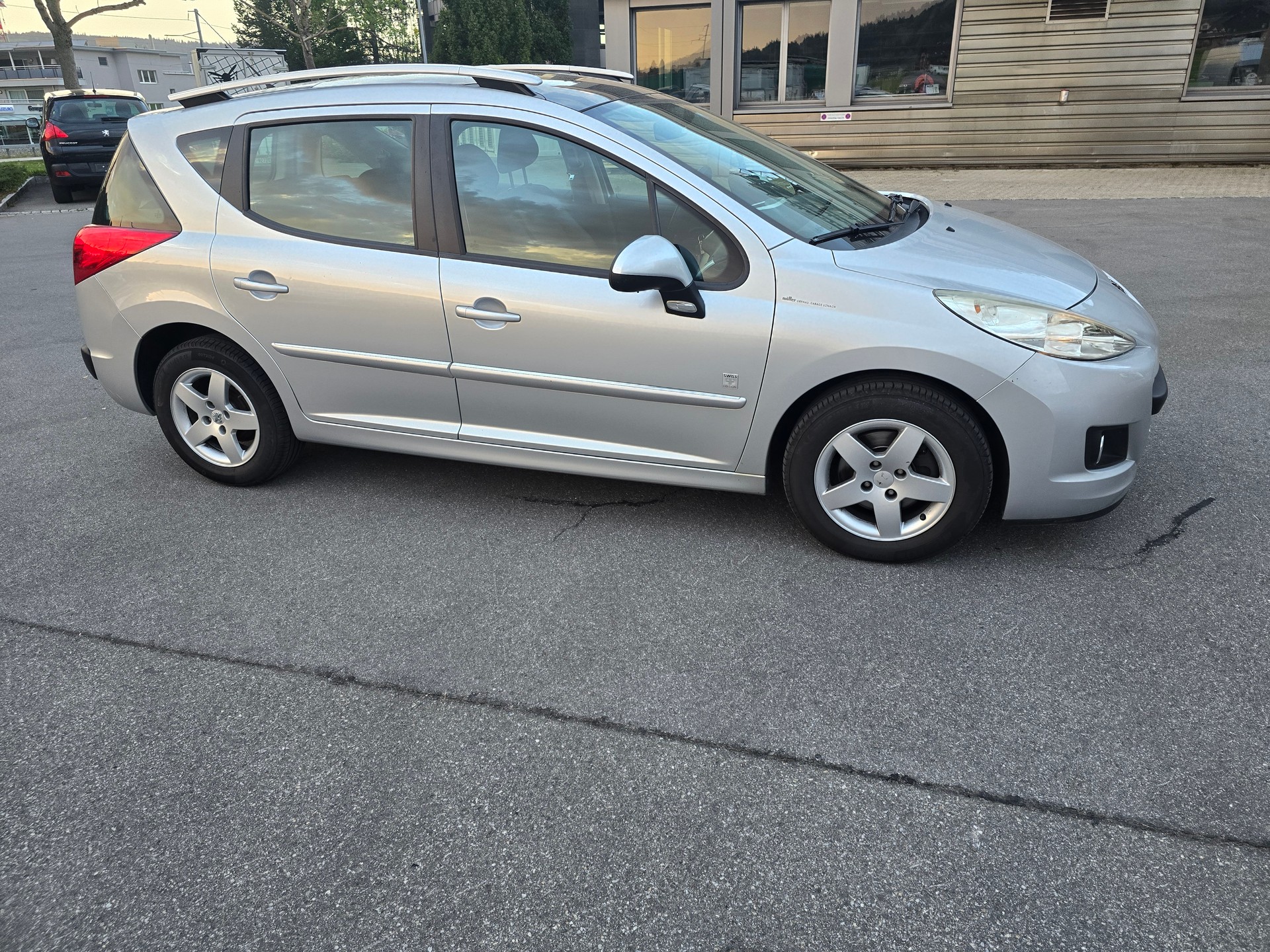 PEUGEOT 207 SW 1.4 16V Swiss Edition-image-6