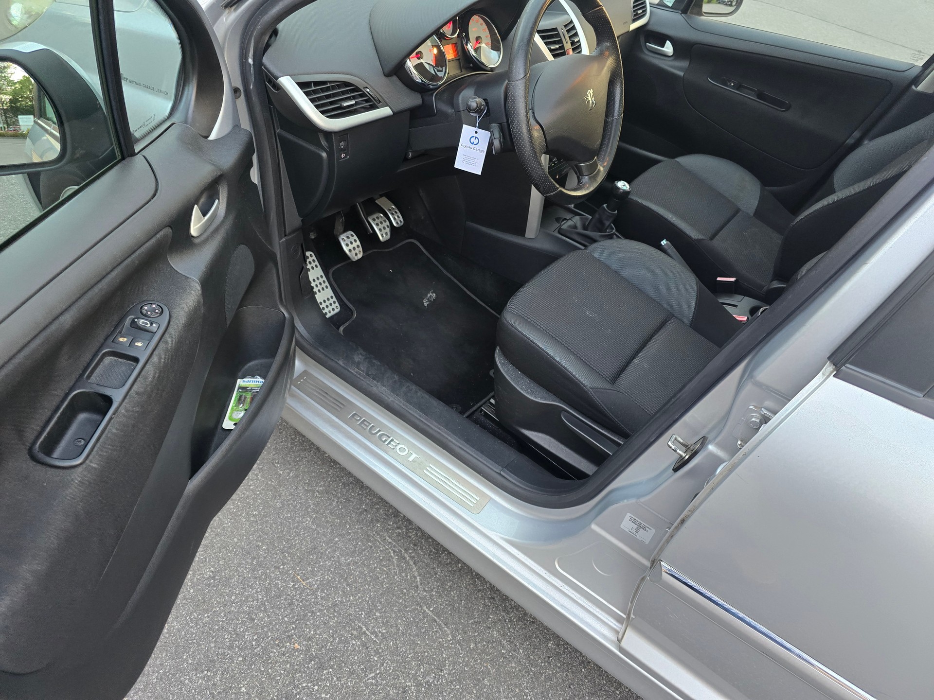 PEUGEOT 207 SW 1.4 16V Swiss Edition-image-8