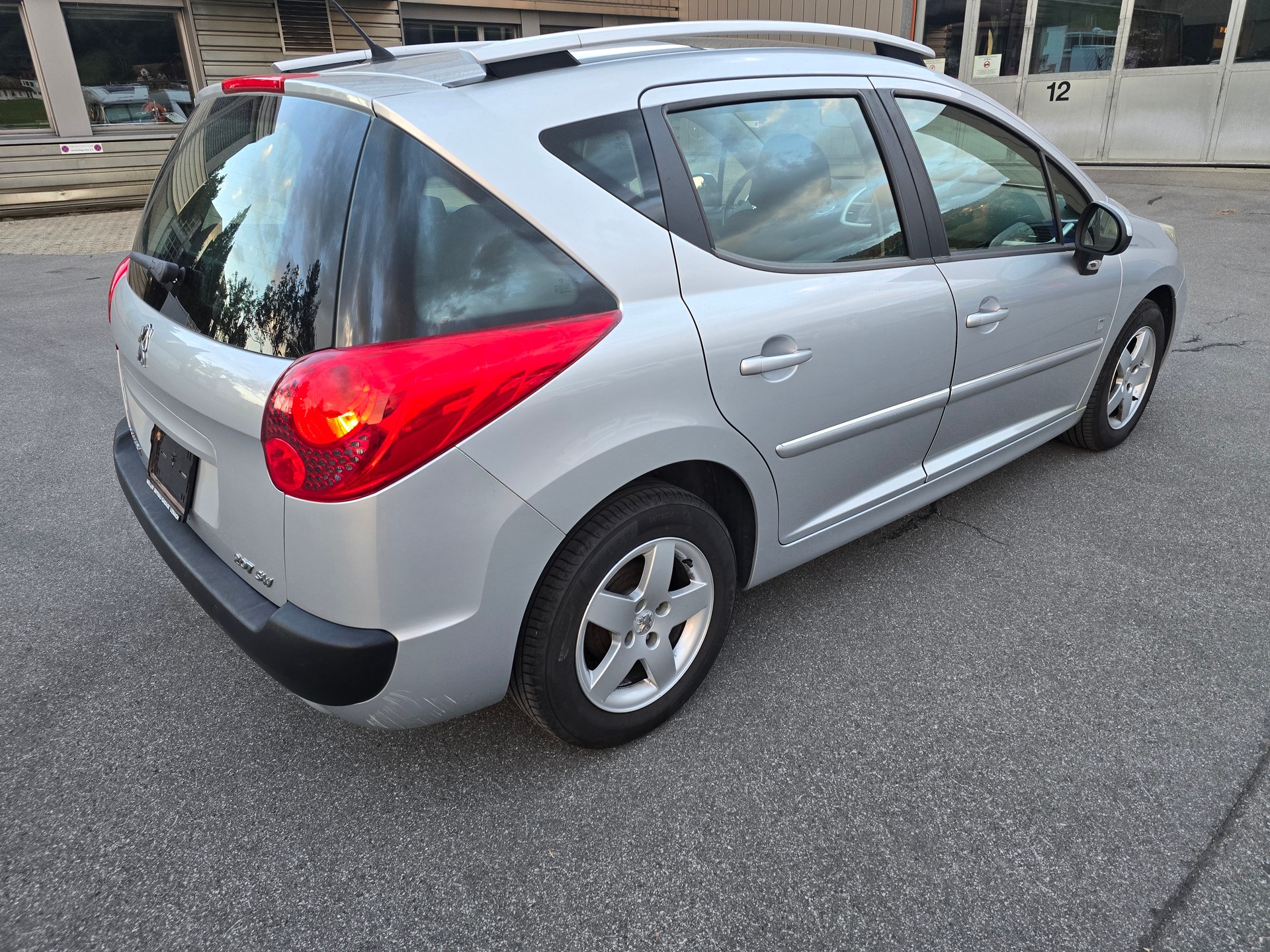 PEUGEOT 207 SW 1.4 16V Swiss Edition-image-4