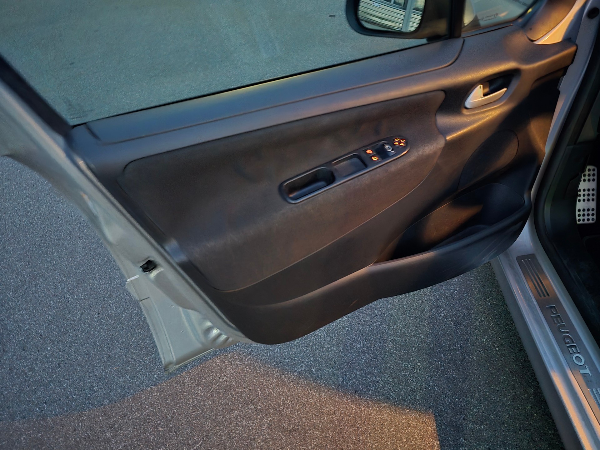 PEUGEOT 207 SW 1.4 16V Swiss Edition-image-12