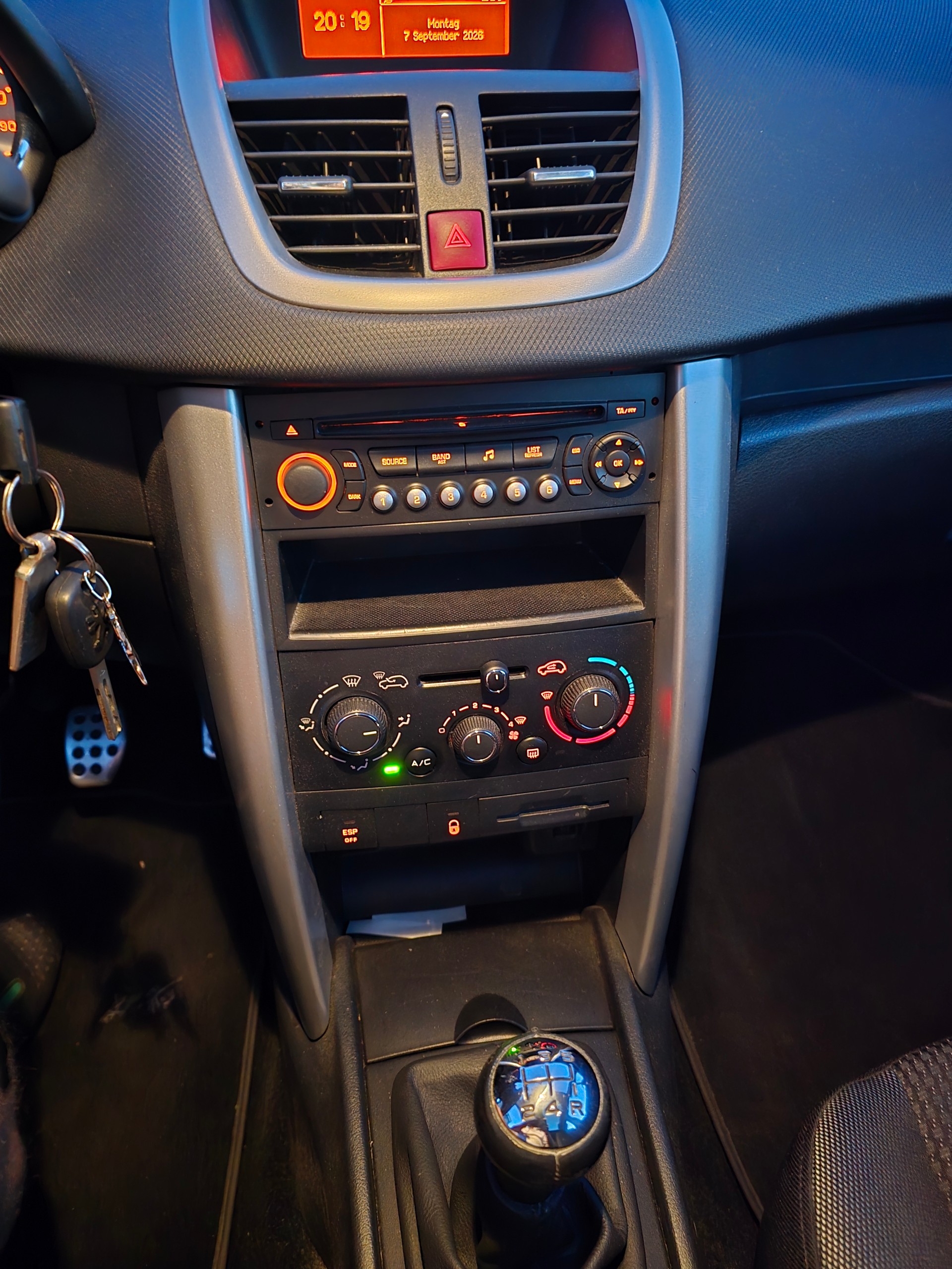 PEUGEOT 207 SW 1.4 16V Swiss Edition-image-8