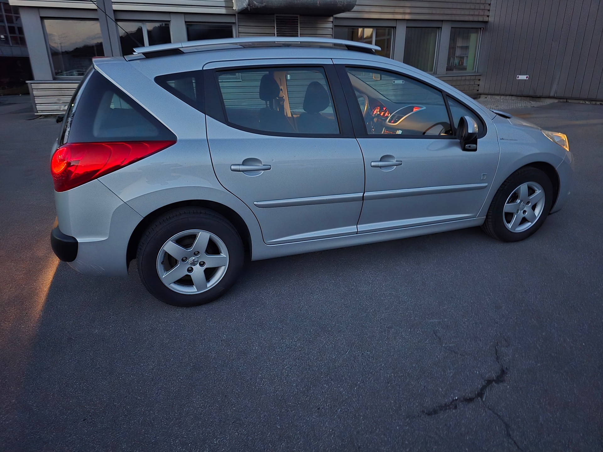 PEUGEOT 207 SW 1.4 16V Swiss Edition-image-9