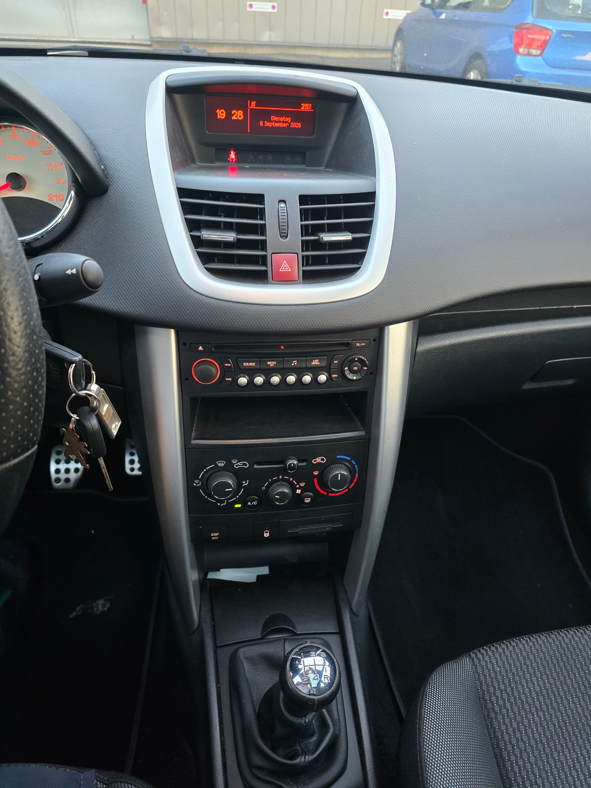 PEUGEOT 207 SW 1.4 16V Swiss Edition-image-14