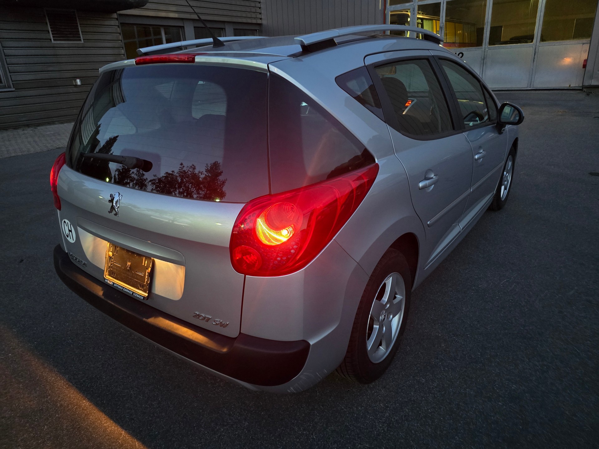 PEUGEOT 207 SW 1.4 16V Swiss Edition-image-4