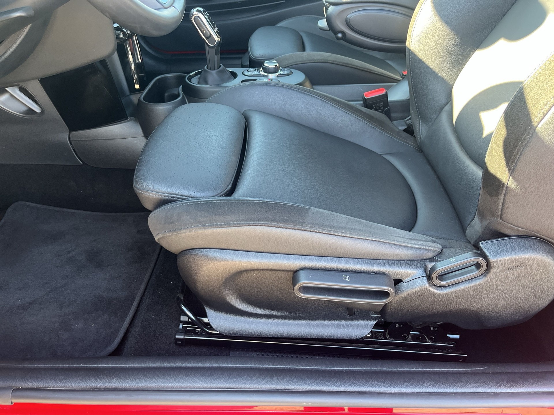 MINI Cooper John Cooper Works Cabriolet Steptronic-image-18