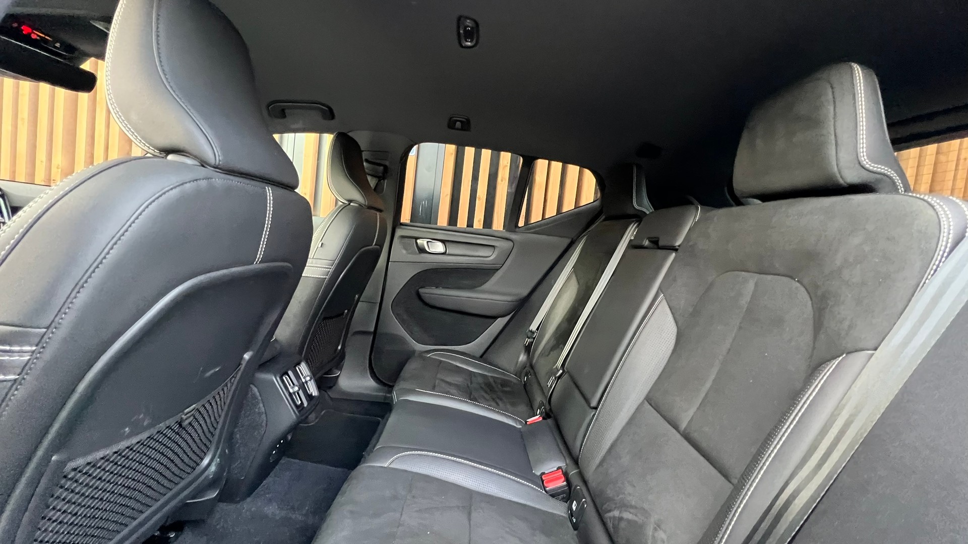 VOLVO XC40 B5 BENZIN MILD HYBRID AWD R-DESIGN ULTIMATE GEARTRONIC l 250 PS-image-29
