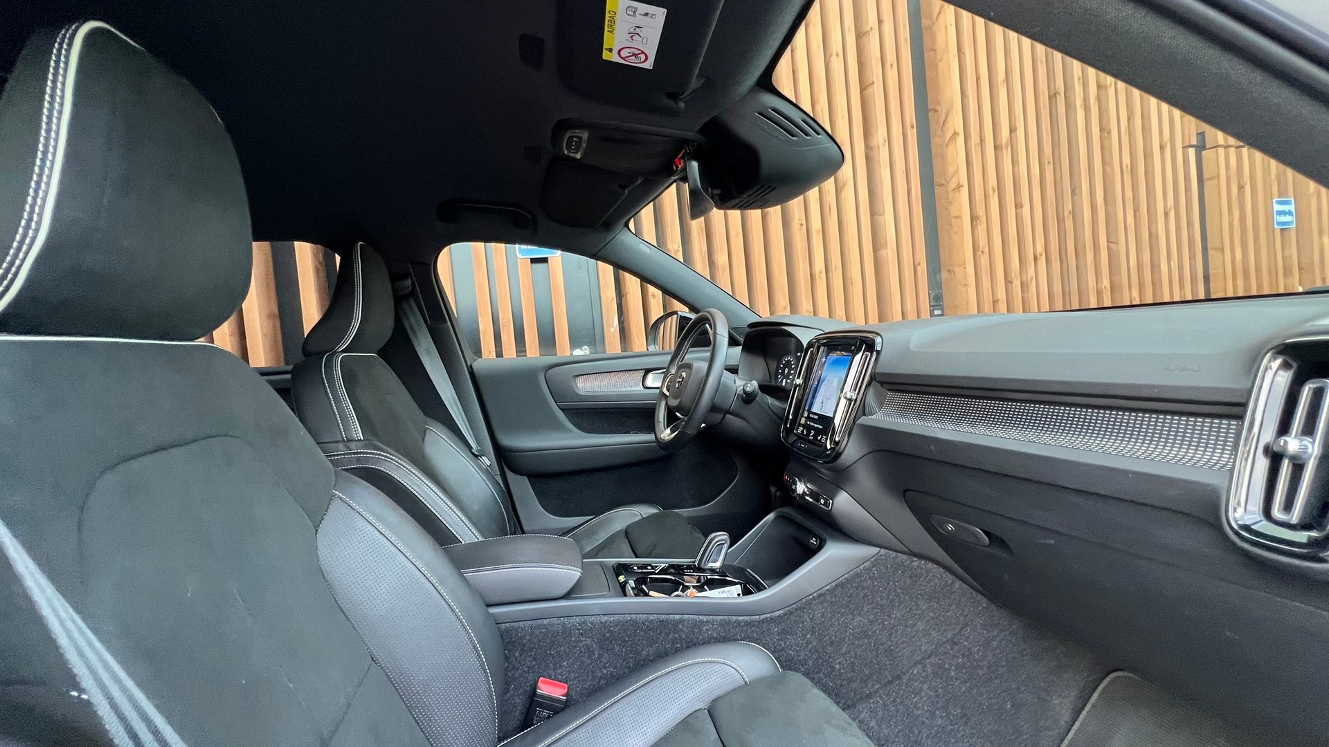 VOLVO XC40 B5 BENZIN MILD HYBRID AWD R-DESIGN ULTIMATE GEARTRONIC l 250 PS-image-25