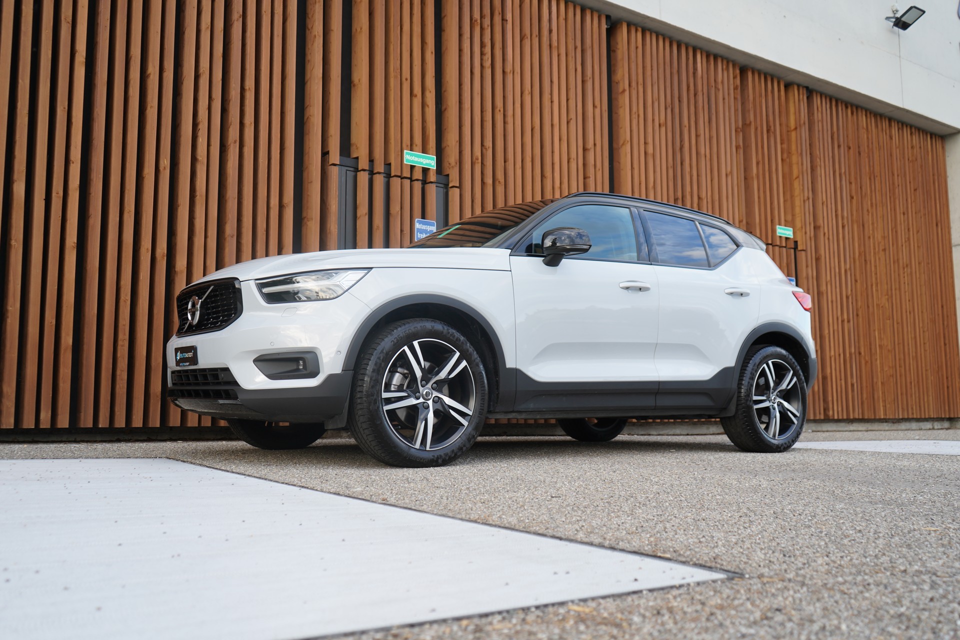 VOLVO XC40 B5 BENZIN MILD HYBRID AWD R-DESIGN ULTIMATE GEARTRONIC l 250 PS-image-4