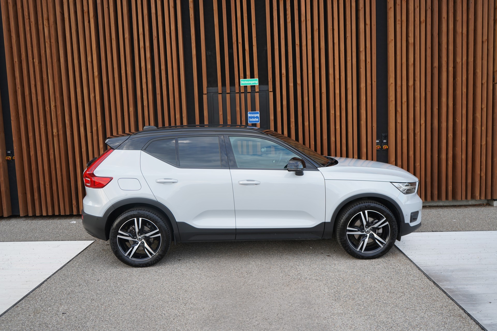 VOLVO XC40 B5 BENZIN MILD HYBRID AWD R-DESIGN ULTIMATE GEARTRONIC l 250 PS-image-2