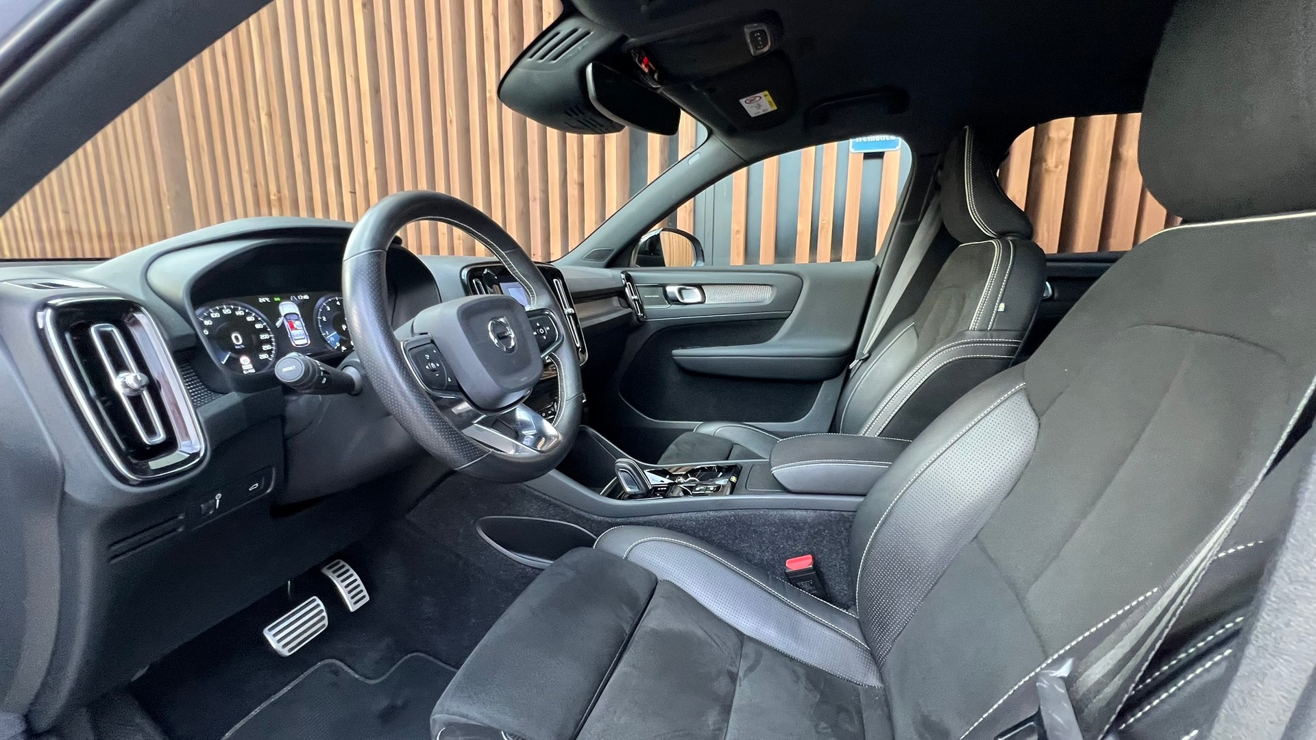 VOLVO XC40 B5 BENZIN MILD HYBRID AWD R-DESIGN ULTIMATE GEARTRONIC l 250 PS-image-26