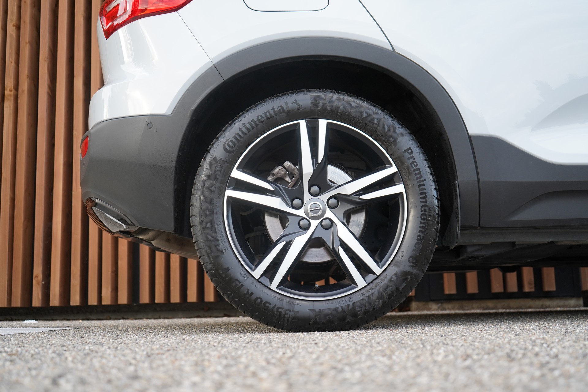 VOLVO XC40 B5 BENZIN MILD HYBRID AWD R-DESIGN ULTIMATE GEARTRONIC l 250 PS-image-16