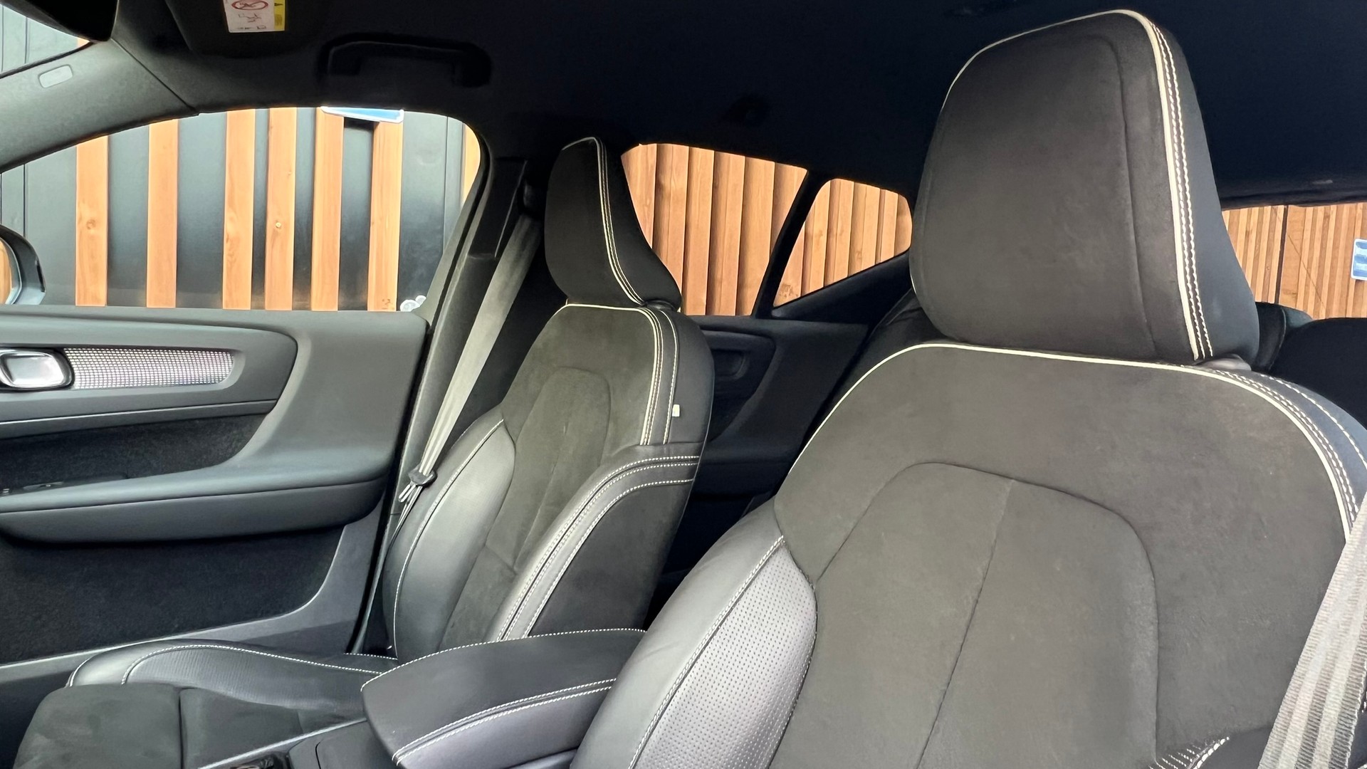 VOLVO XC40 B5 BENZIN MILD HYBRID AWD R-DESIGN ULTIMATE GEARTRONIC l 250 PS-image-27