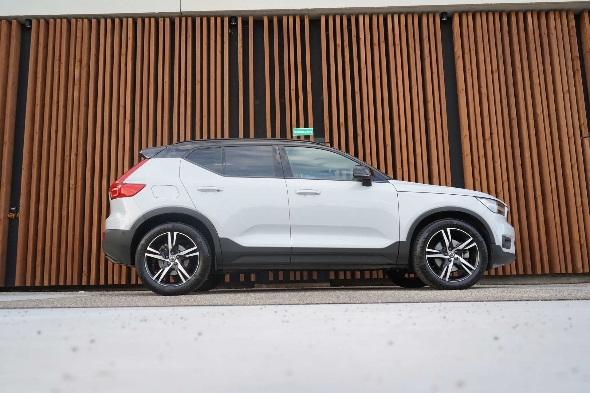 VOLVO XC40 B5 BENZIN MILD HYBRID AWD R-DESIGN ULTIMATE GEARTRONIC l 250 PS-image-0