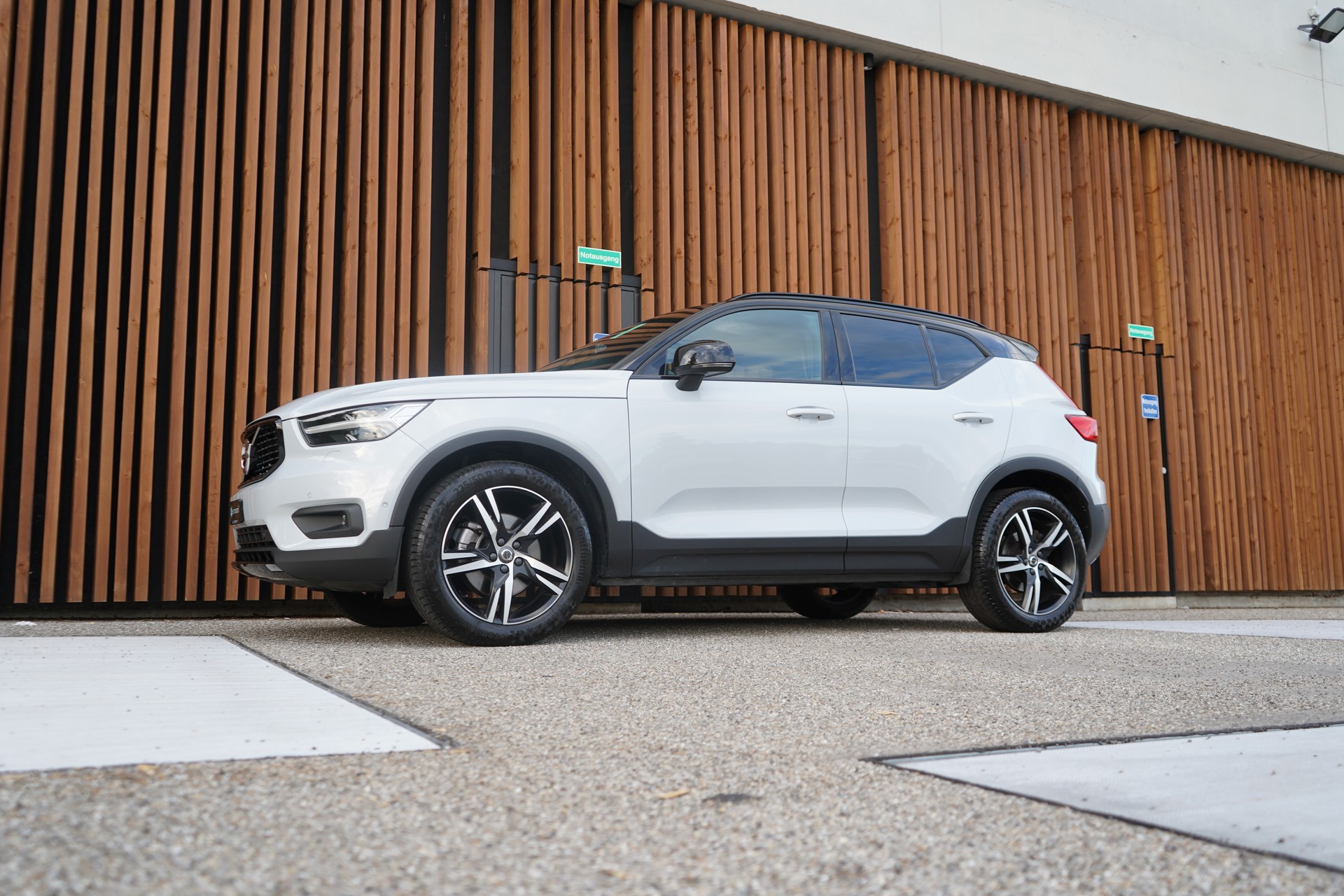 VOLVO XC40 B5 BENZIN MILD HYBRID AWD R-DESIGN ULTIMATE GEARTRONIC l 250 PS-image-6