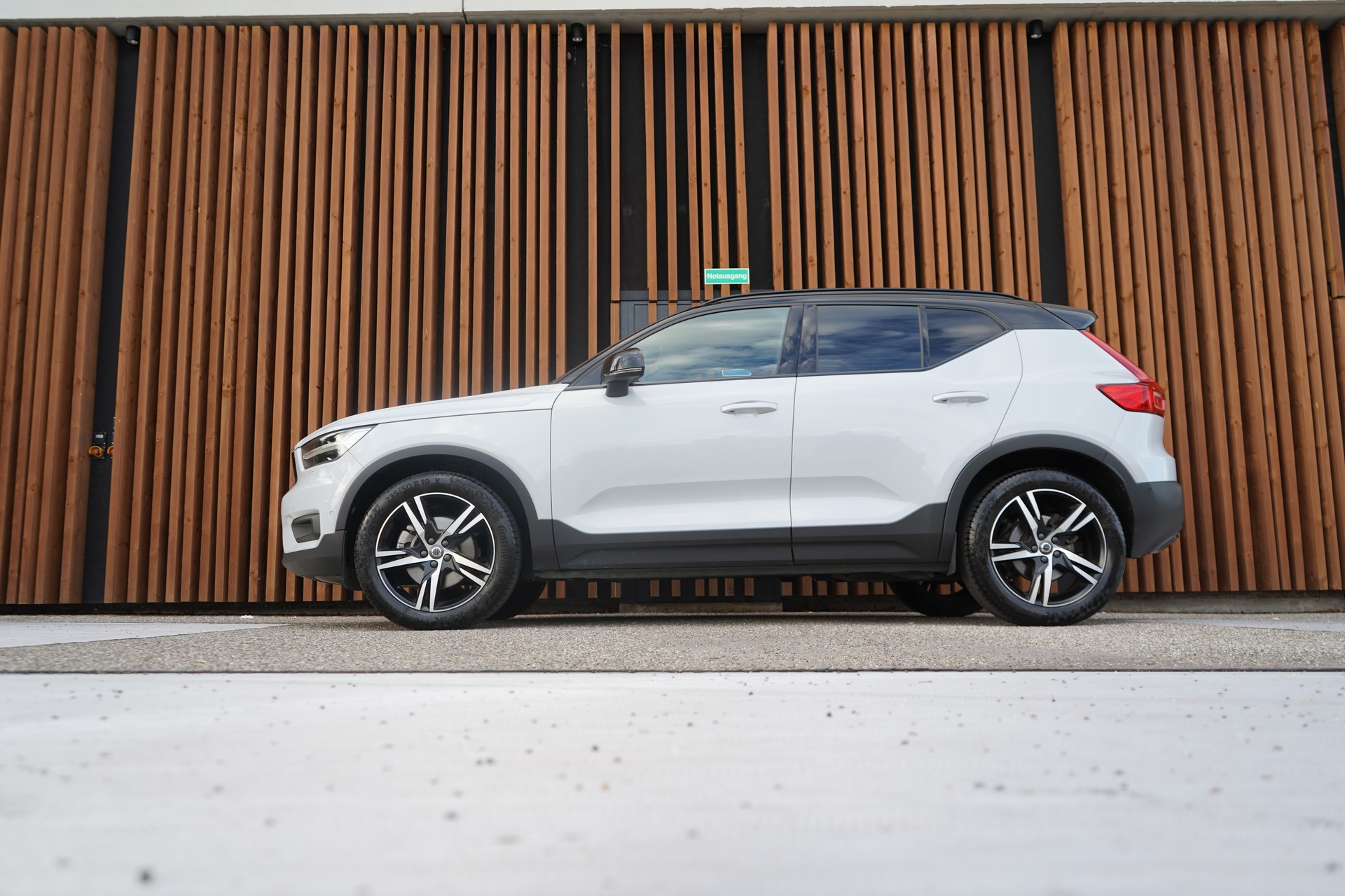 VOLVO XC40 B5 BENZIN MILD HYBRID AWD R-DESIGN ULTIMATE GEARTRONIC l 250 PS-image-1