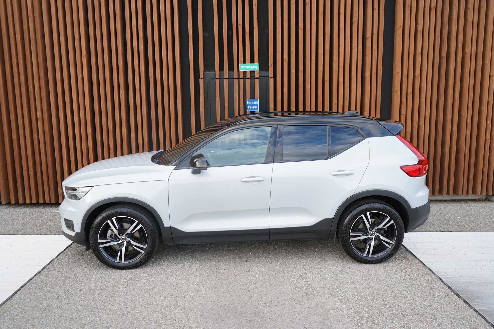 VOLVO XC40 B5 BENZIN MILD HYBRID AWD R-DESIGN ULTIMATE GEARTRONIC l 250 PS-image-3