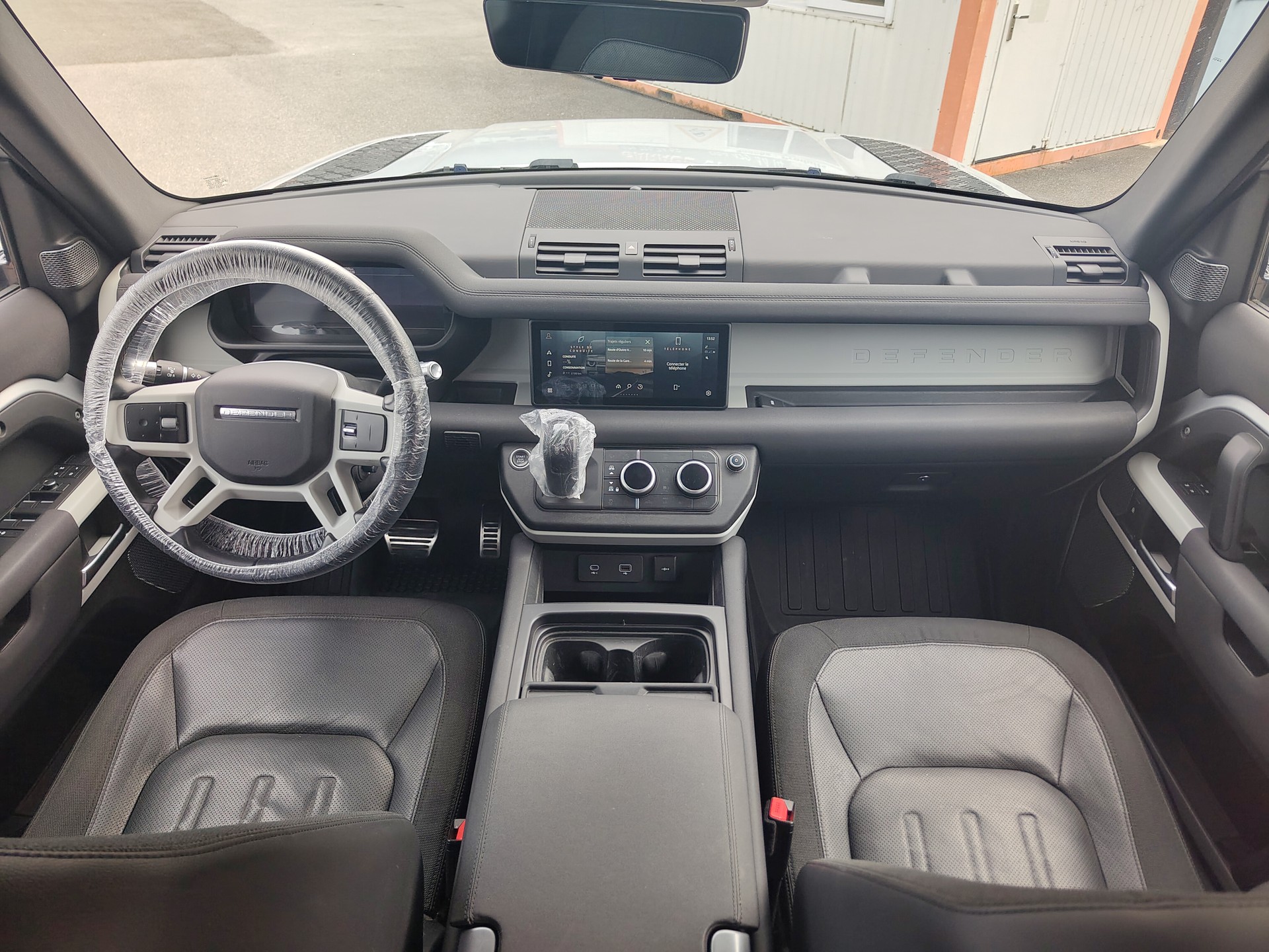 LAND ROVER Defender 110 P400 I6 First Edition 3.0 MHEV AT8-image-10