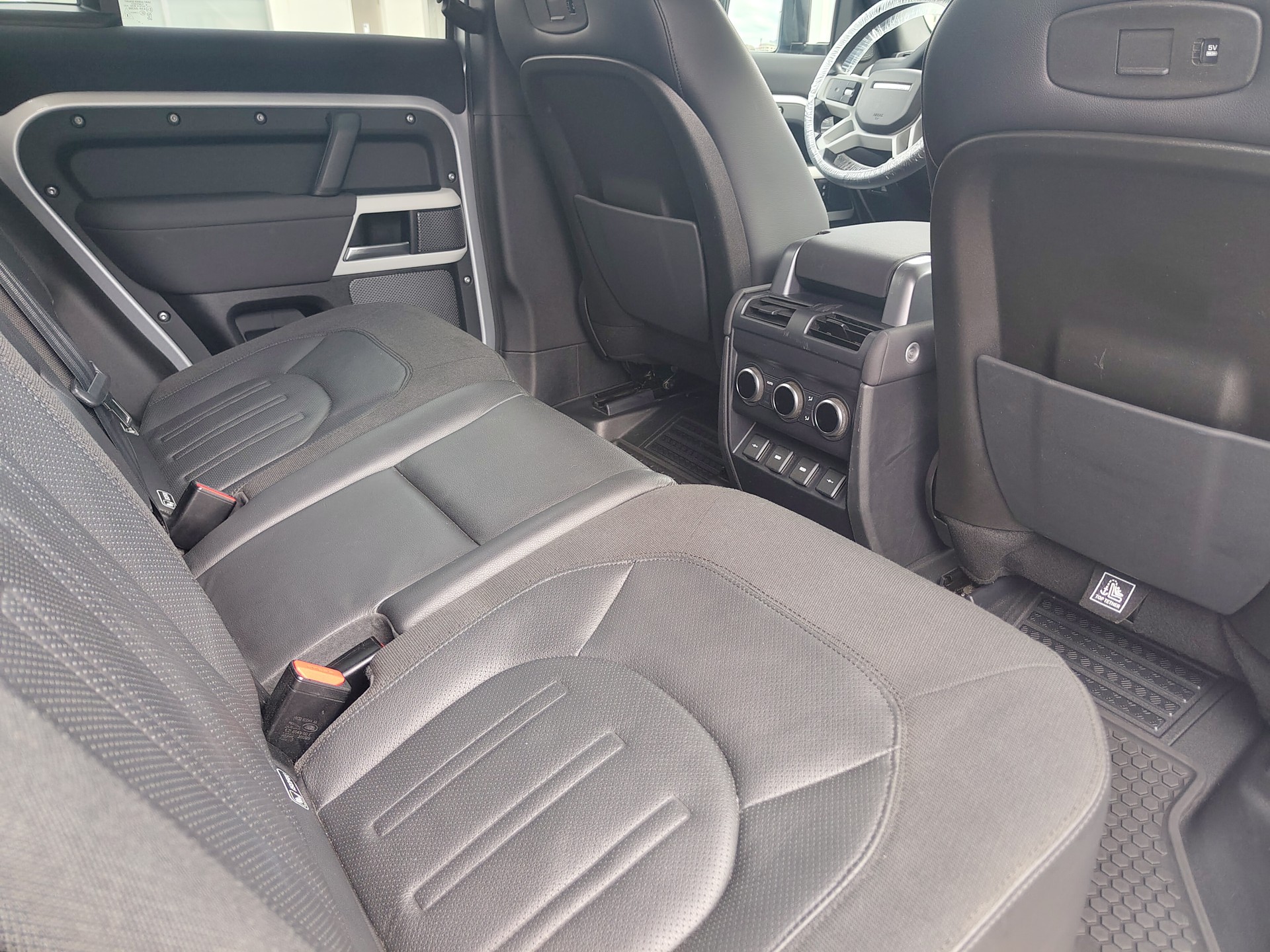 LAND ROVER Defender 110 P400 I6 First Edition 3.0 MHEV AT8-image-8