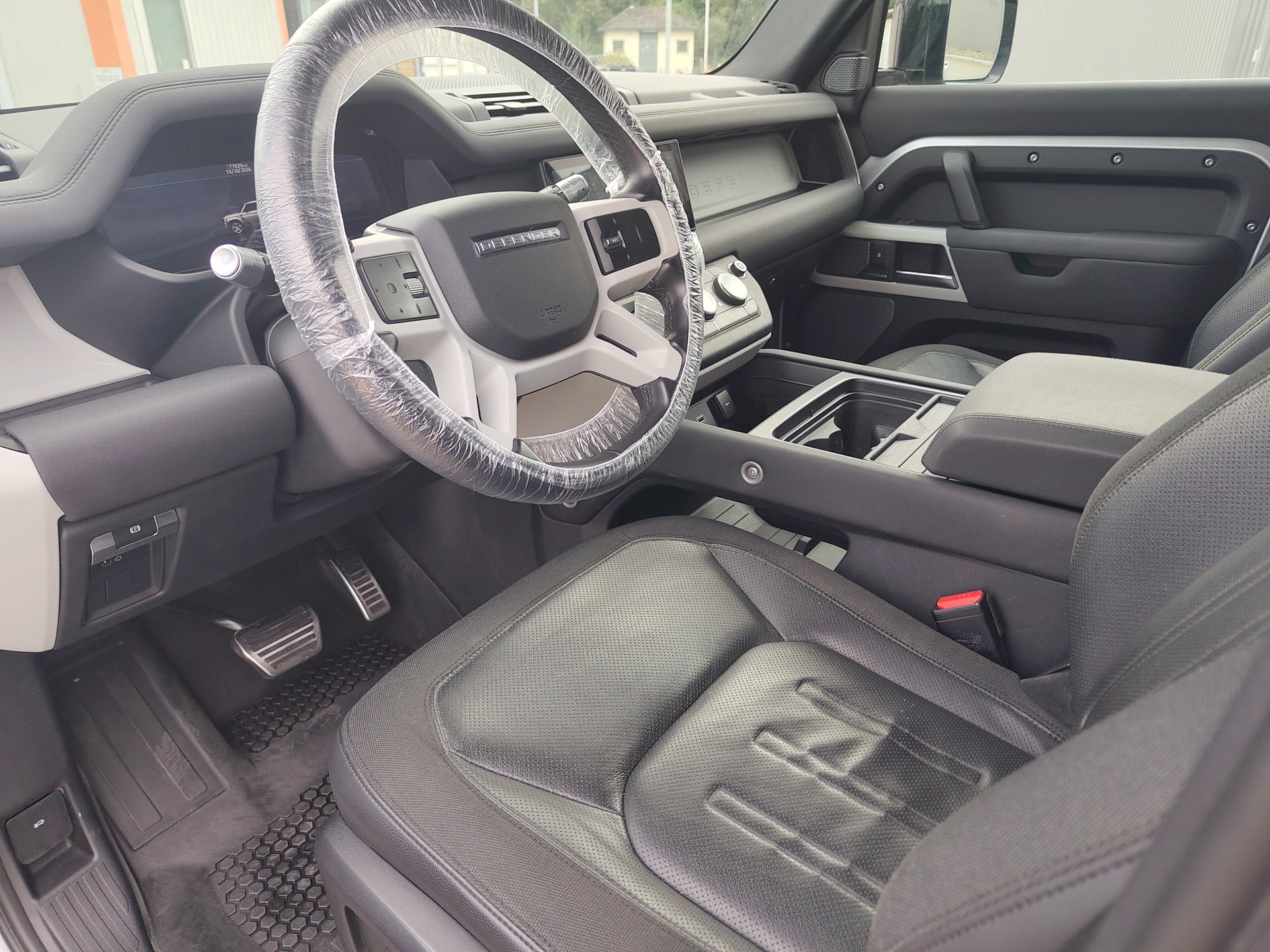 LAND ROVER Defender 110 P400 I6 First Edition 3.0 MHEV AT8-image-4