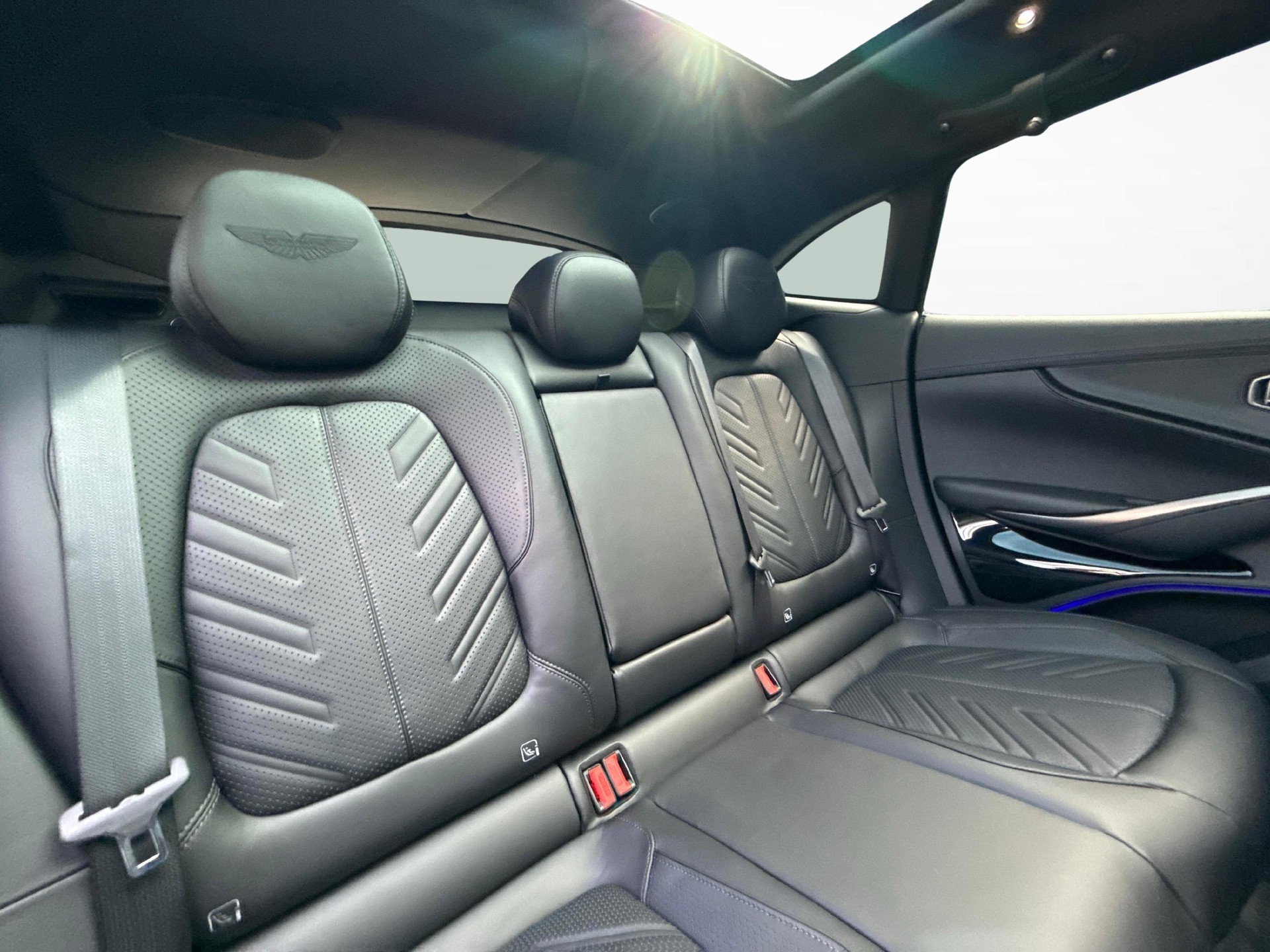 ASTON MARTIN DBX S 4.0 V8 Bi-Turbo-image-10