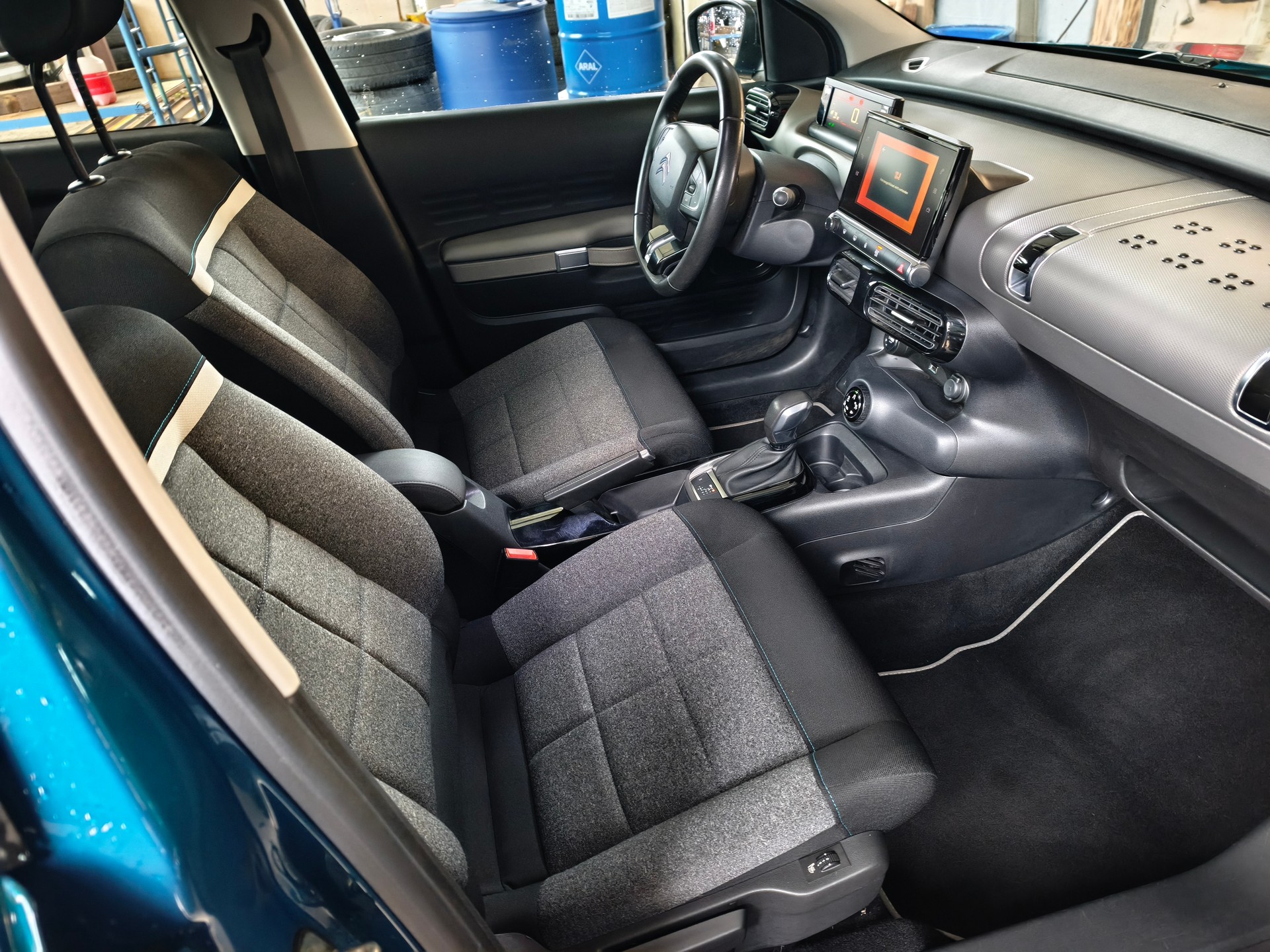 CITROEN C4 Cactus 1.2 Pure Tech Shine EAT6-image-9