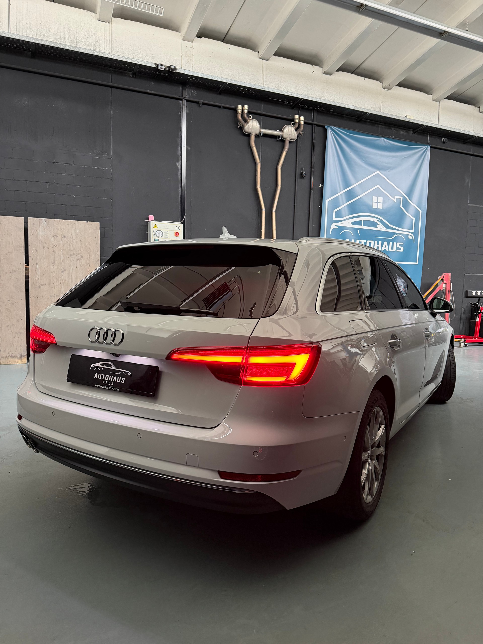 AUDI A4 Avant 2.0 TDI Design quattro S-tronic-image-1