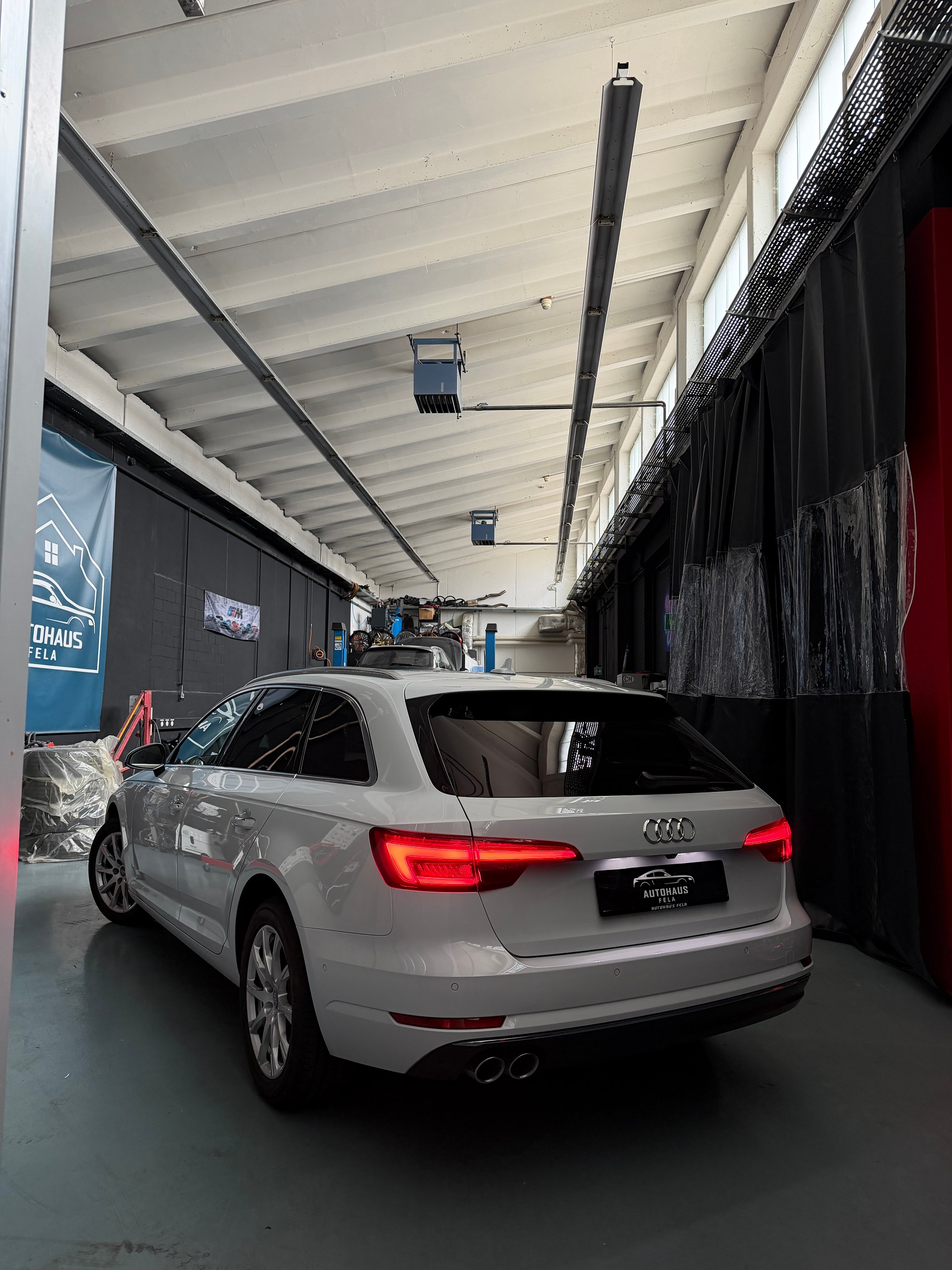 AUDI A4 Avant 2.0 TDI Design quattro S-tronic-image-2