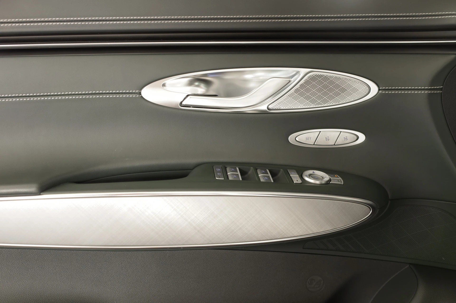 GENESIS GV70 Electrified Sport kWh 77,4 AWD Cuir Nappa / Lexicon / Toit en verre-image-6