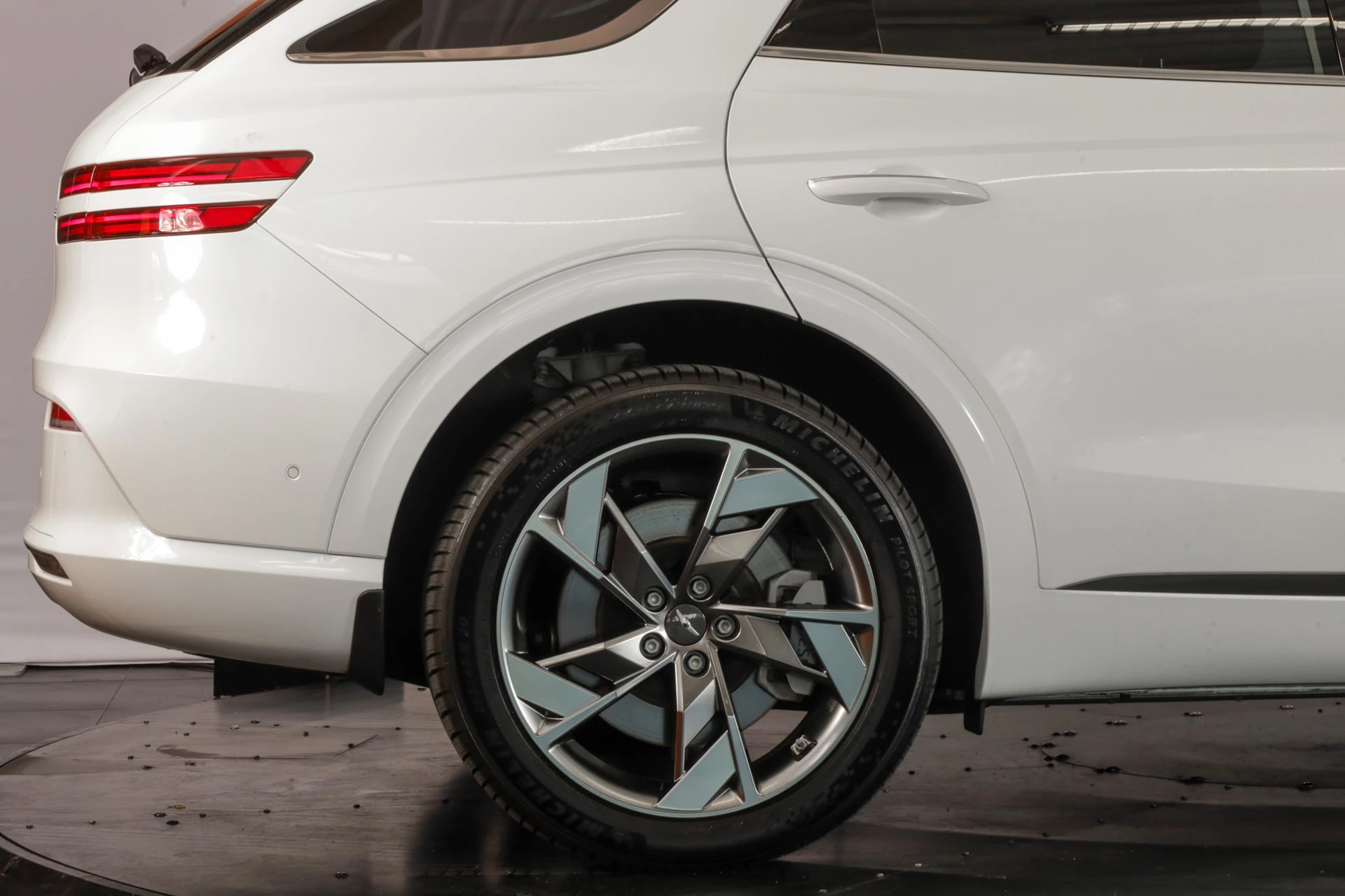 GENESIS GV70 Electrified Sport kWh 77,4 AWD Cuir Nappa / Lexicon / Toit en verre-image-18