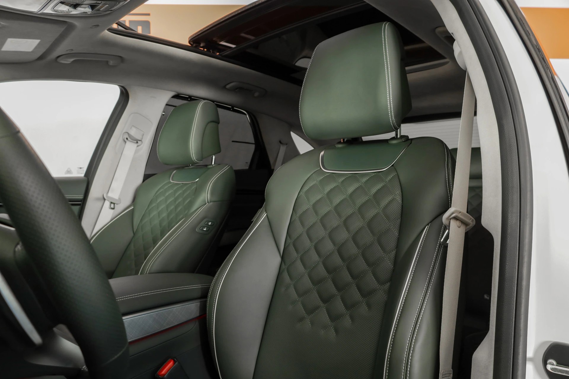 GENESIS GV70 Electrified Sport kWh 77,4 AWD Cuir Nappa / Lexicon / Toit en verre-image-10