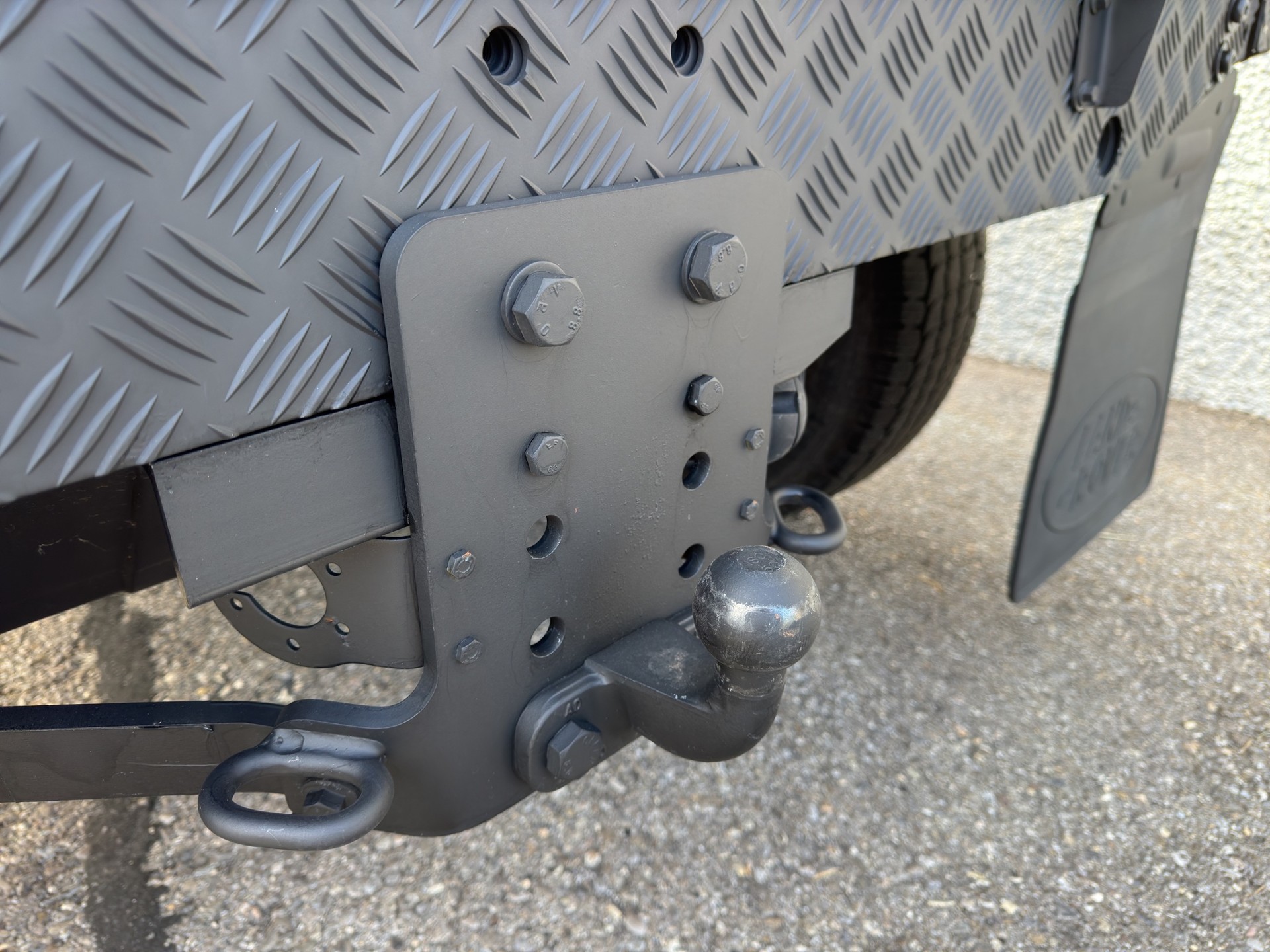 LAND ROVER Defender 90 2.4 Td4 Soft Top SVX Edition 60th Anniversary-image-4