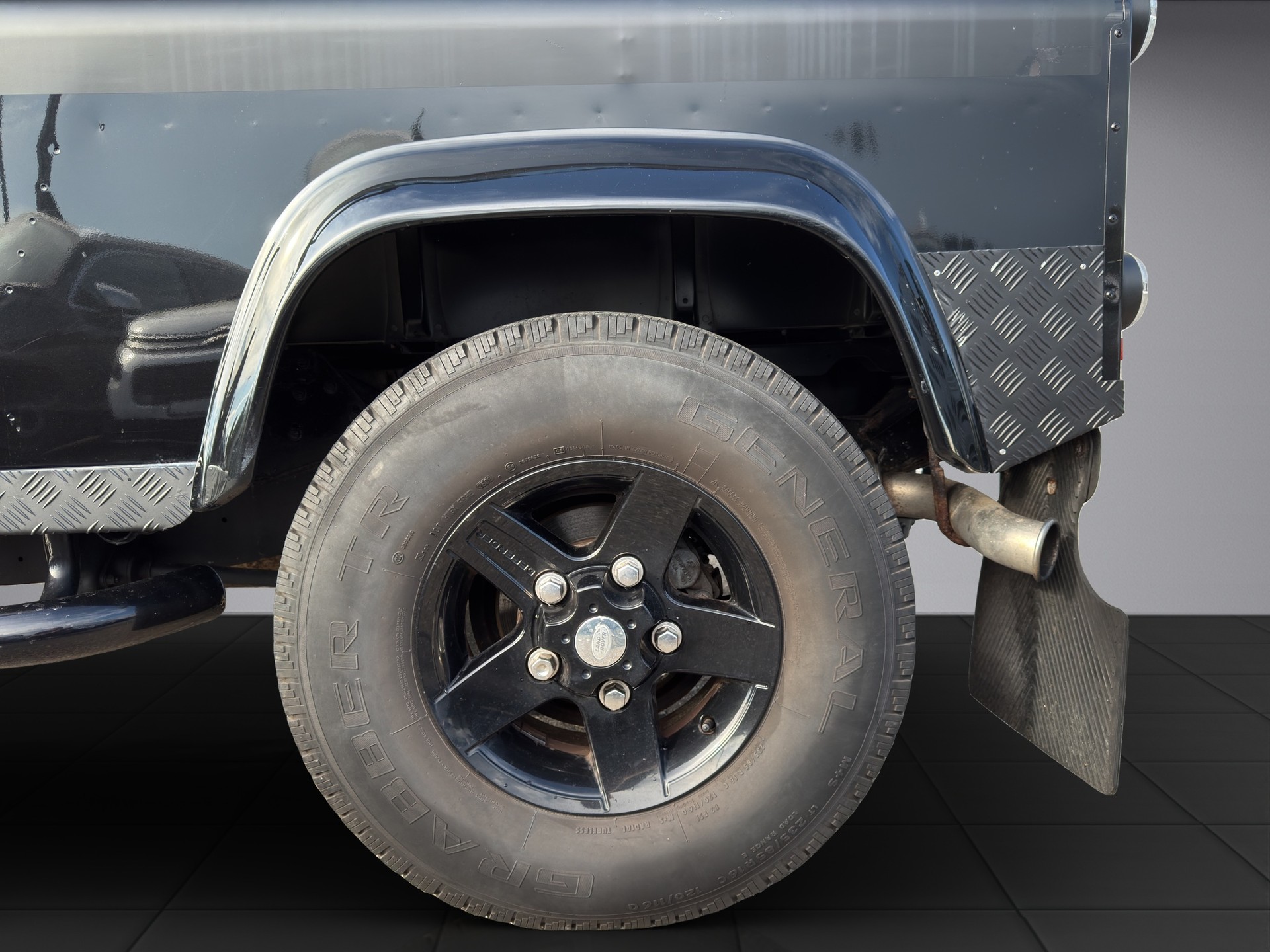 LAND ROVER Defender 90 2.4 Td4 Soft Top SVX Edition 60th Anniversary-image-5