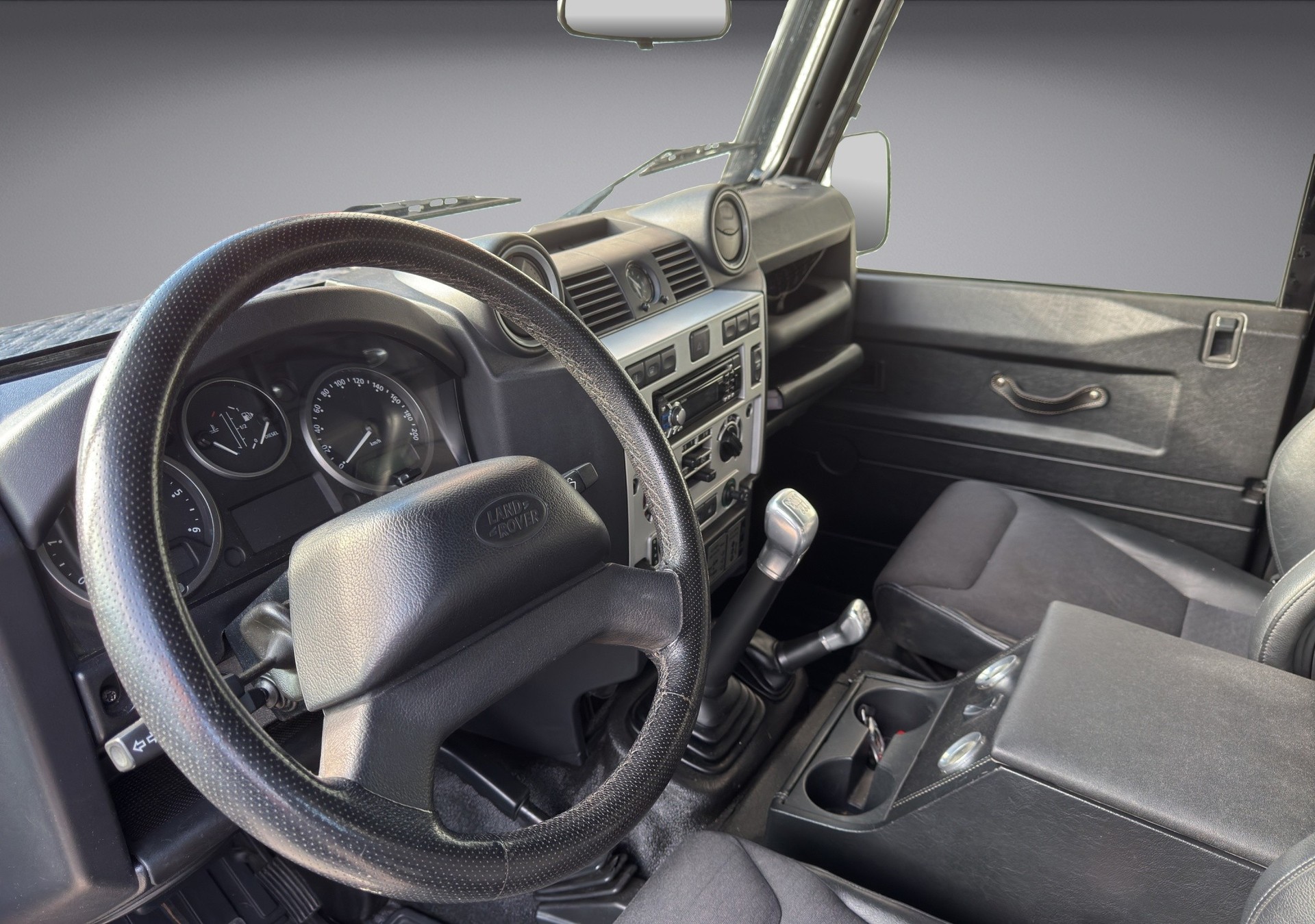 LAND ROVER Defender 90 2.4 Td4 Soft Top SVX Edition 60th Anniversary-image-9