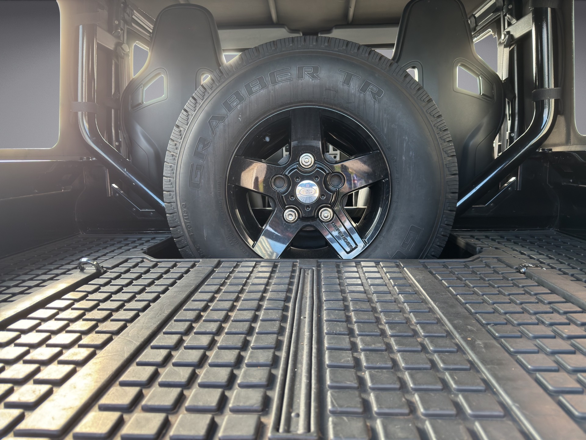 LAND ROVER Defender 90 2.4 Td4 Soft Top SVX Edition 60th Anniversary-image-6