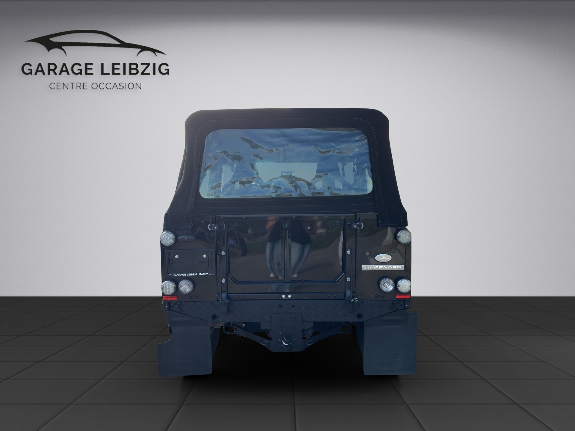 LAND ROVER Defender 90 2.4 Td4 Soft Top SVX Edition 60th Anniversary-image-3