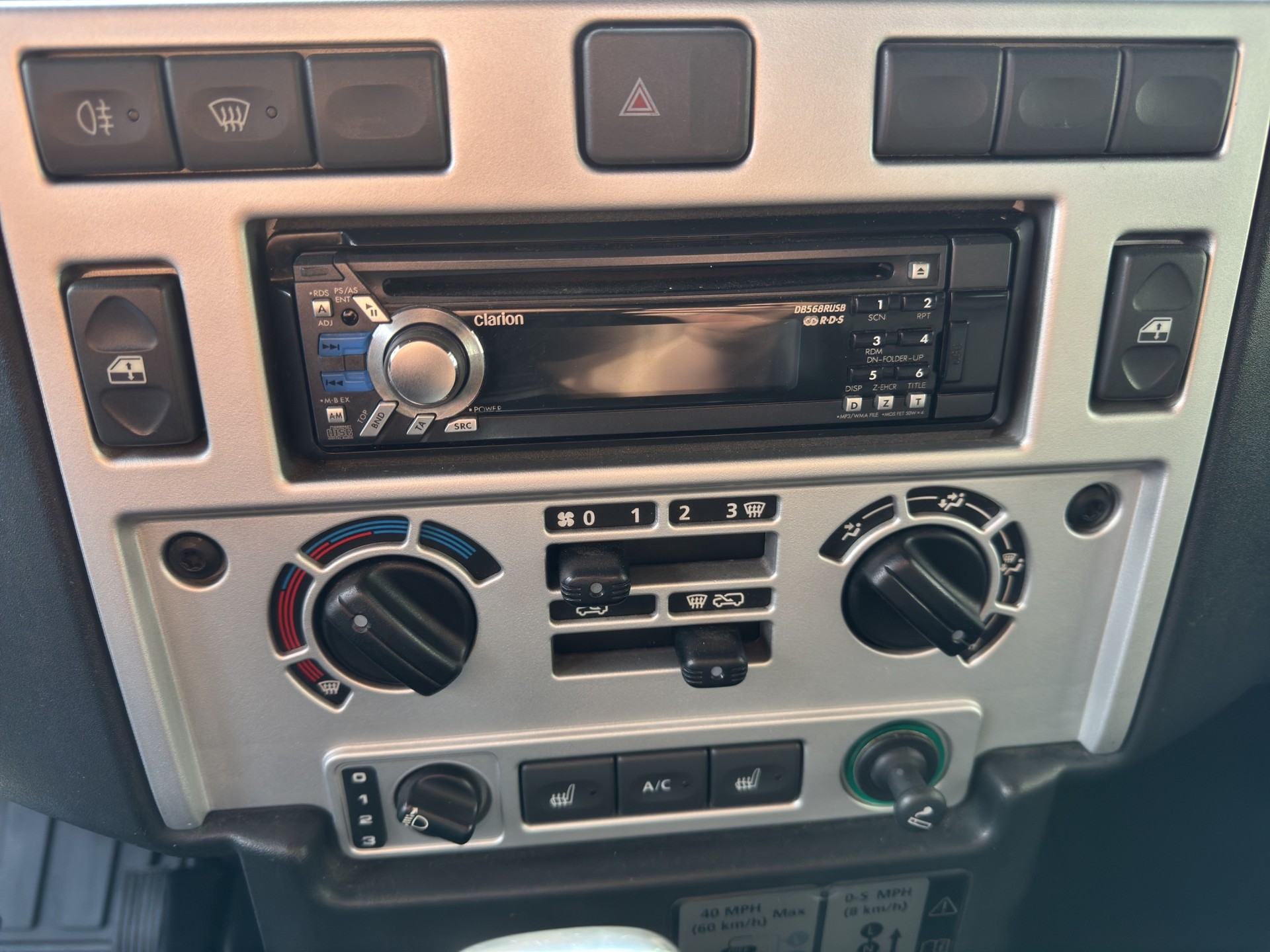LAND ROVER Defender 90 2.4 Td4 Soft Top SVX Edition 60th Anniversary-image-10
