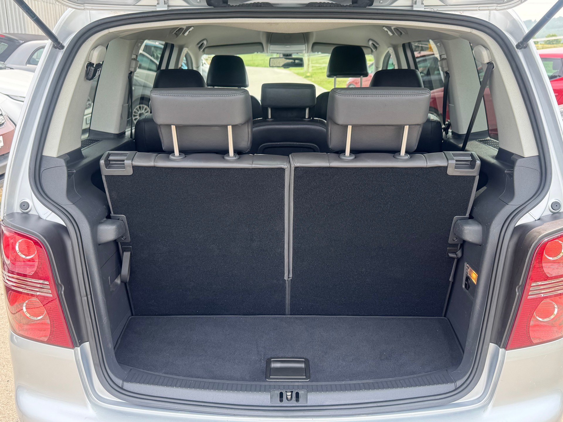 VW Touran 2.0 TDI Highline-image-14