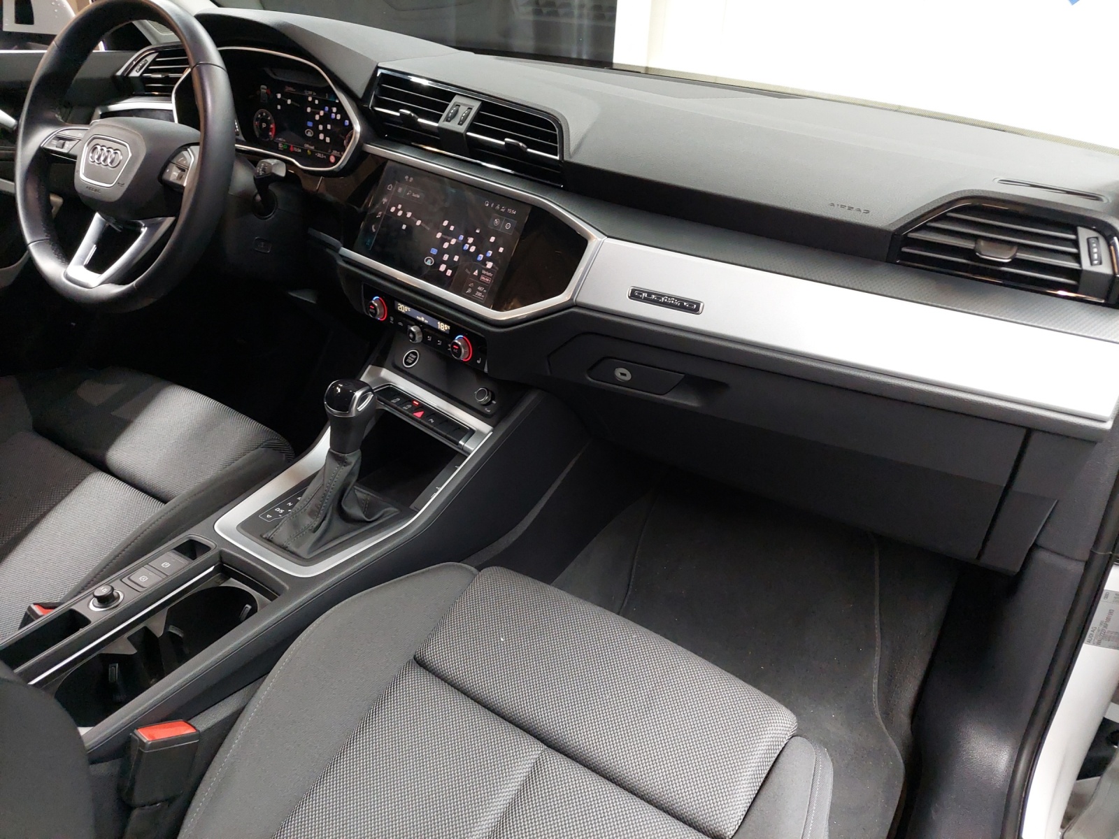 AUDI Q3 35 TDI S line quattro S-tronic-image-9