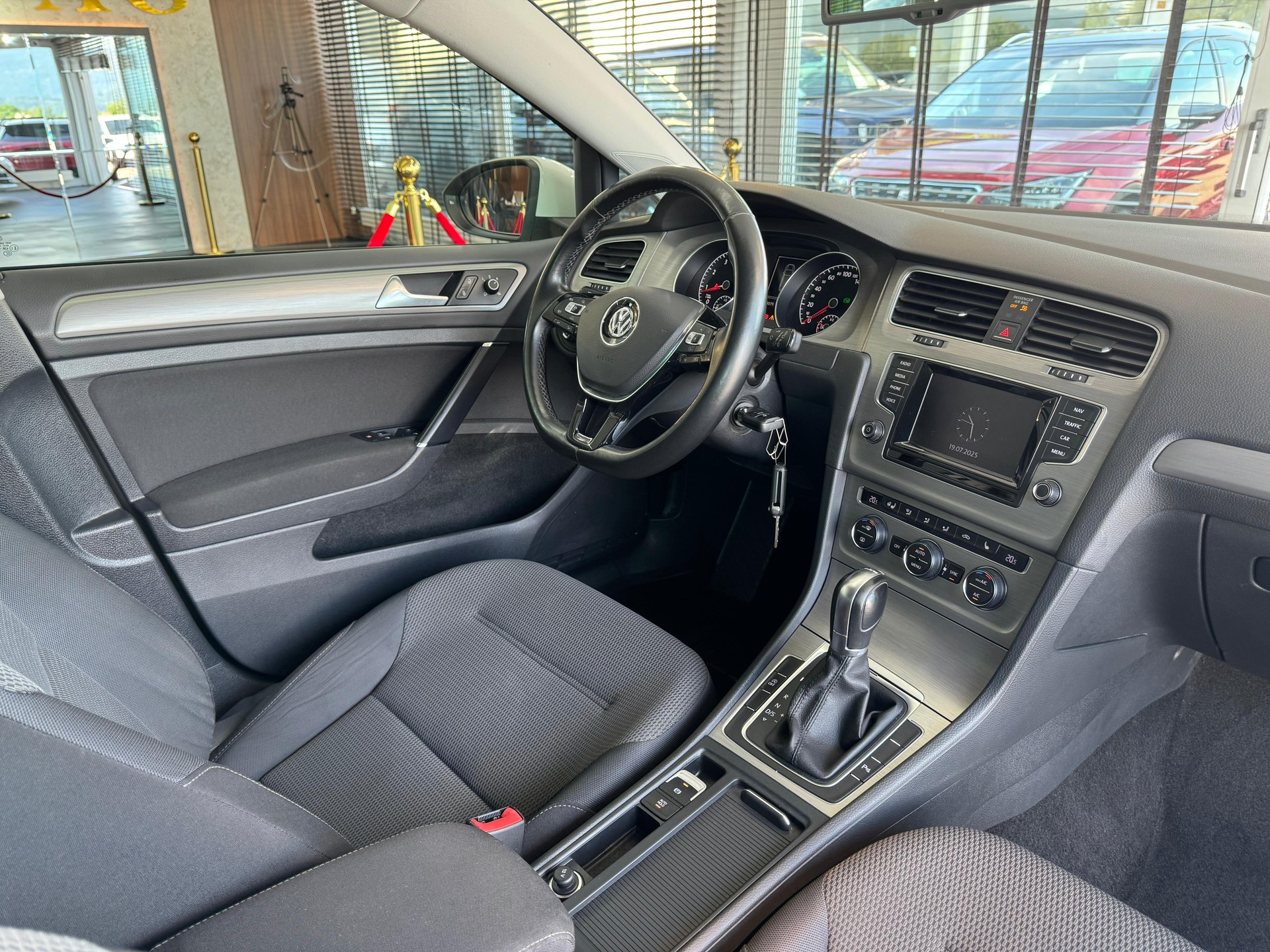 VW Golf Variant 1.4 TGI BlueMotion Comfortline DSG-image-16