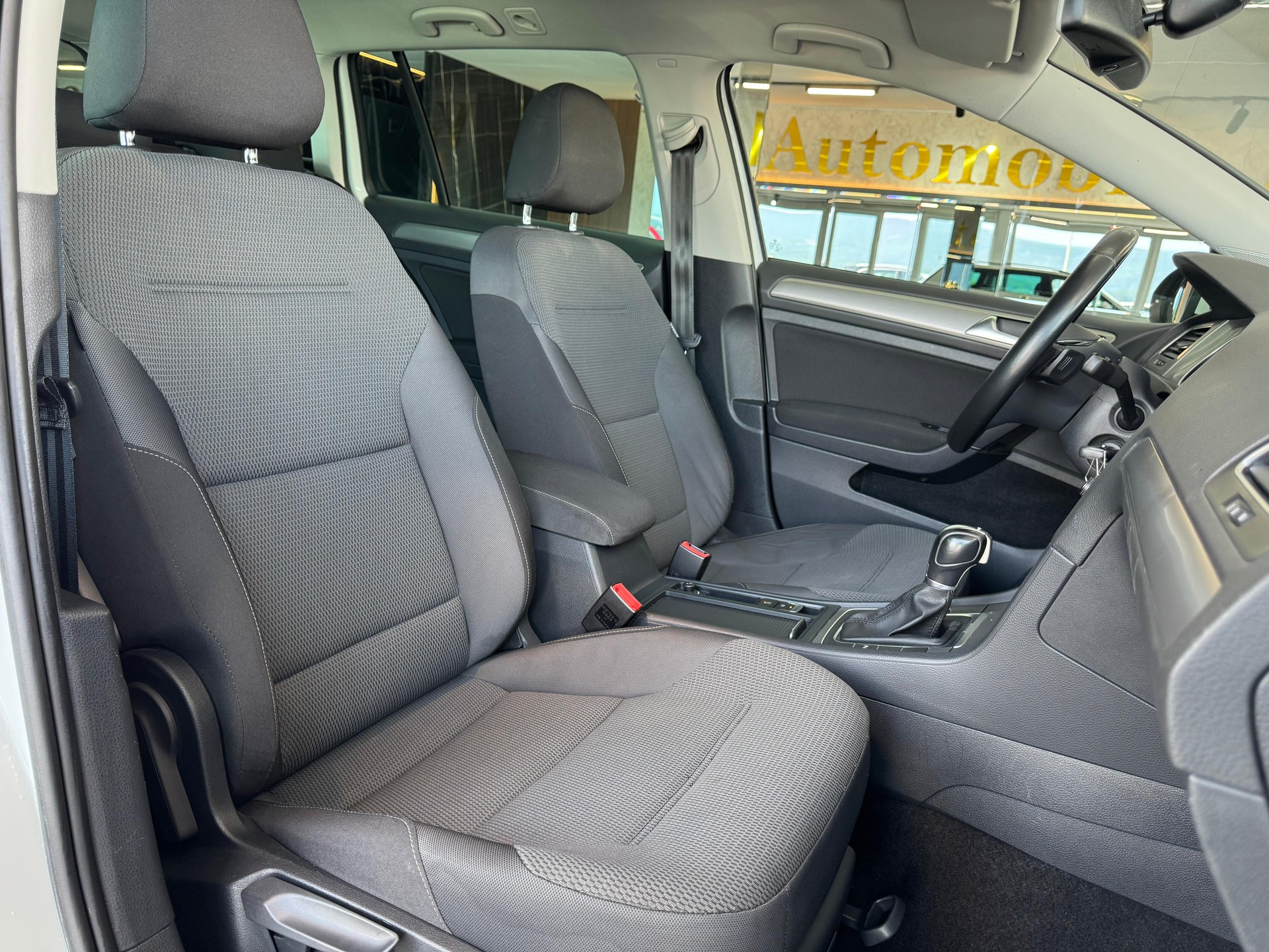 VW Golf Variant 1.4 TGI BlueMotion Comfortline DSG-image-17
