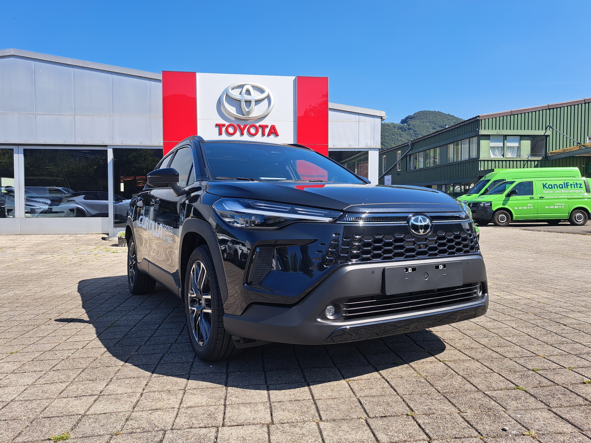 TOYOTA Corolla Cross 2.0 Premium e-CVT AWD-image-2