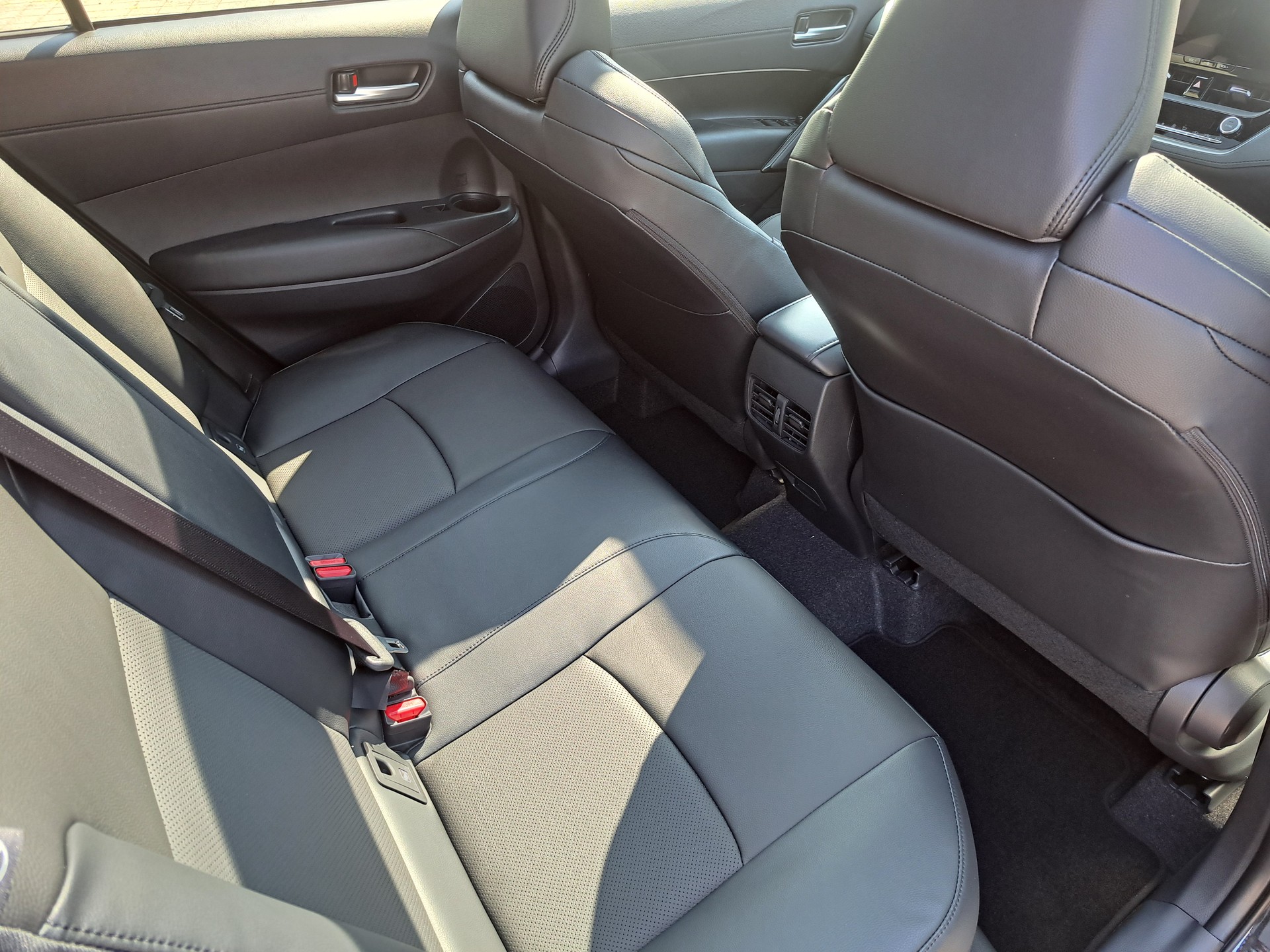 TOYOTA Corolla Cross 2.0 Premium e-CVT AWD-image-7