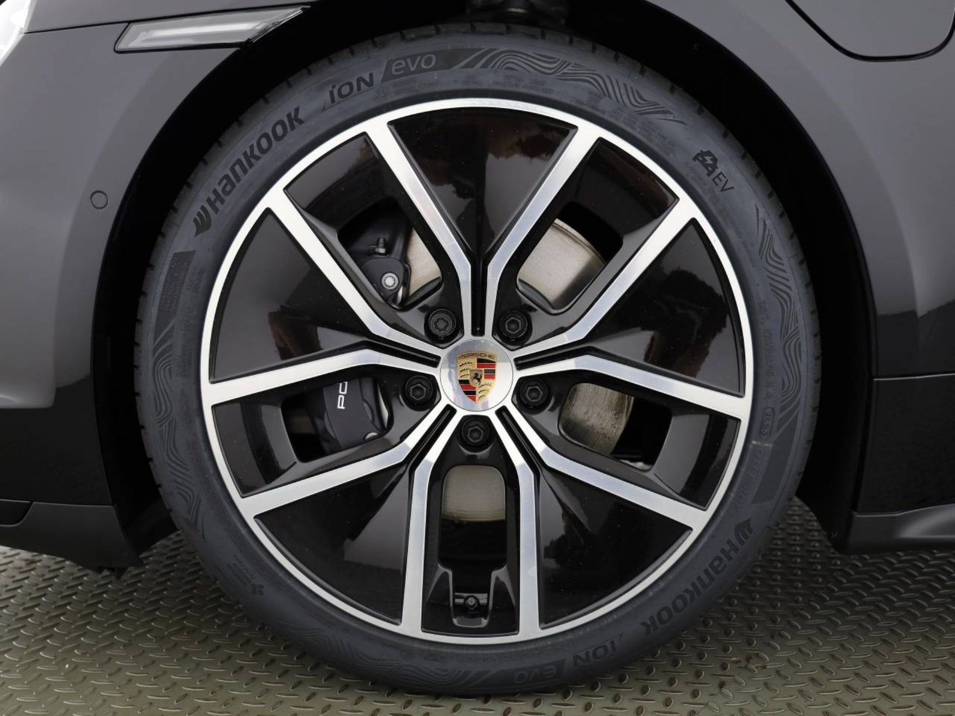 PORSCHE Taycan 4 Black Edition-image-8