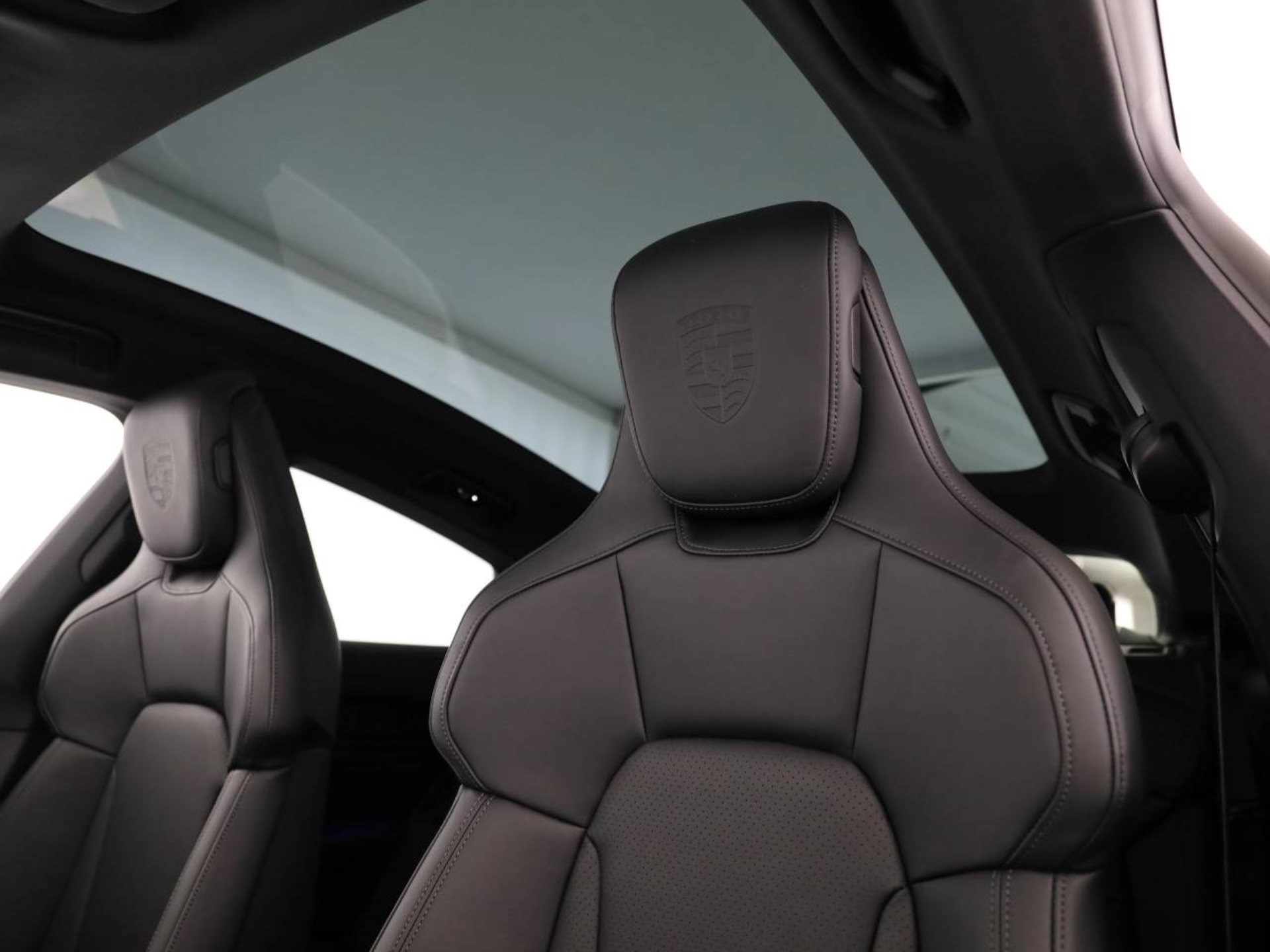 PORSCHE Taycan 4 Black Edition-image-15
